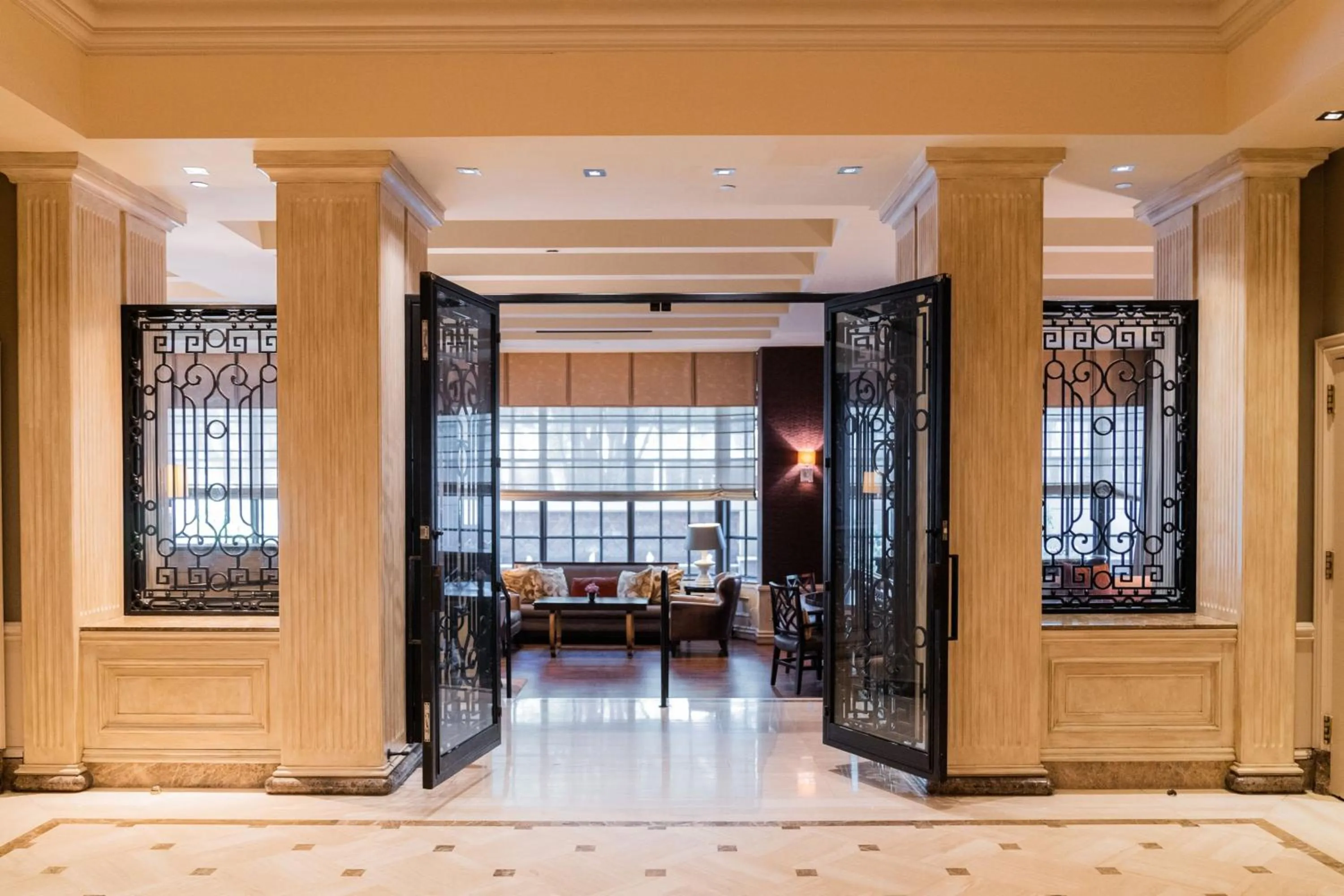 Lounge or bar in The St. Regis Houston