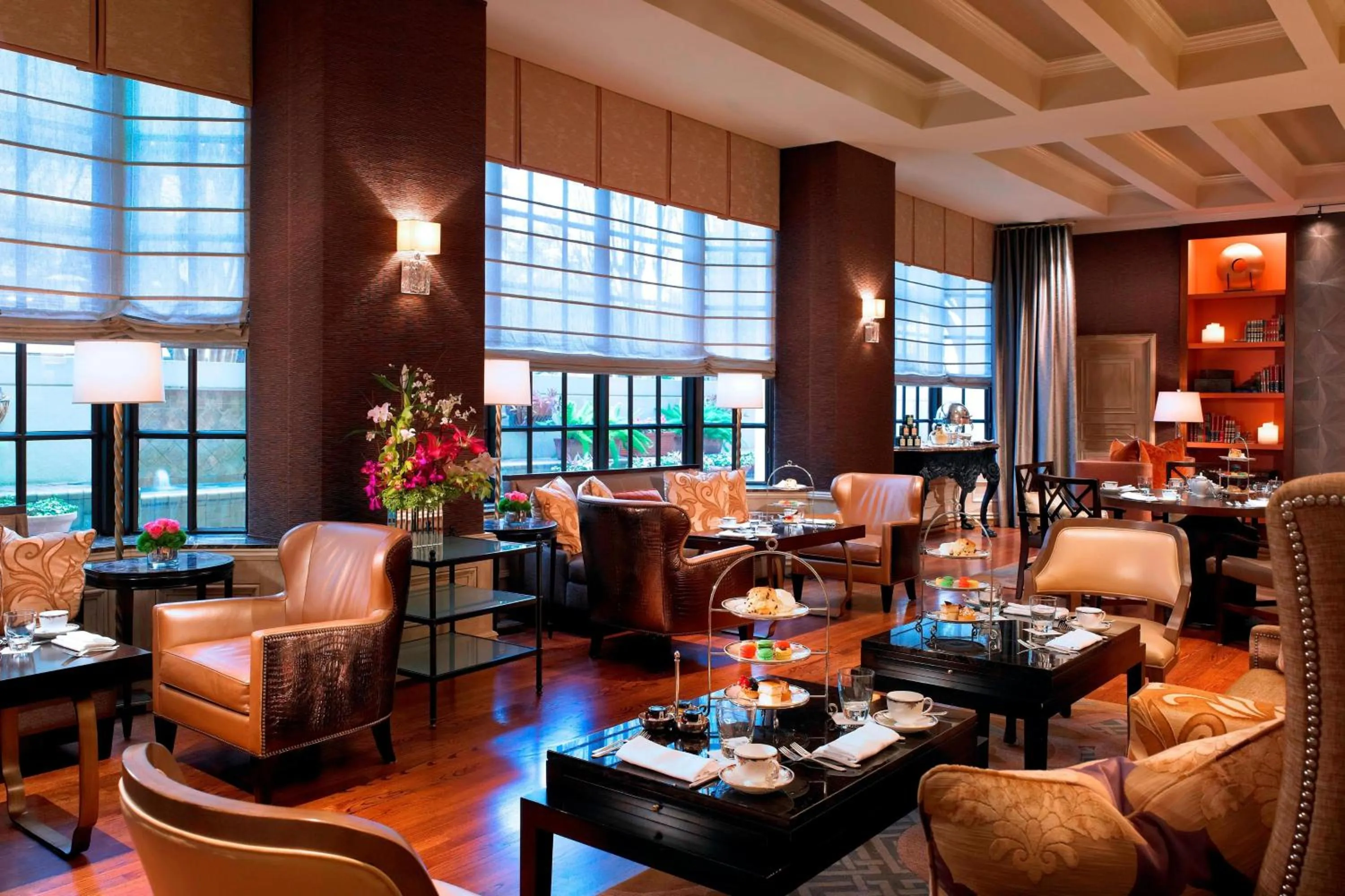 Lounge or bar in The St. Regis Houston