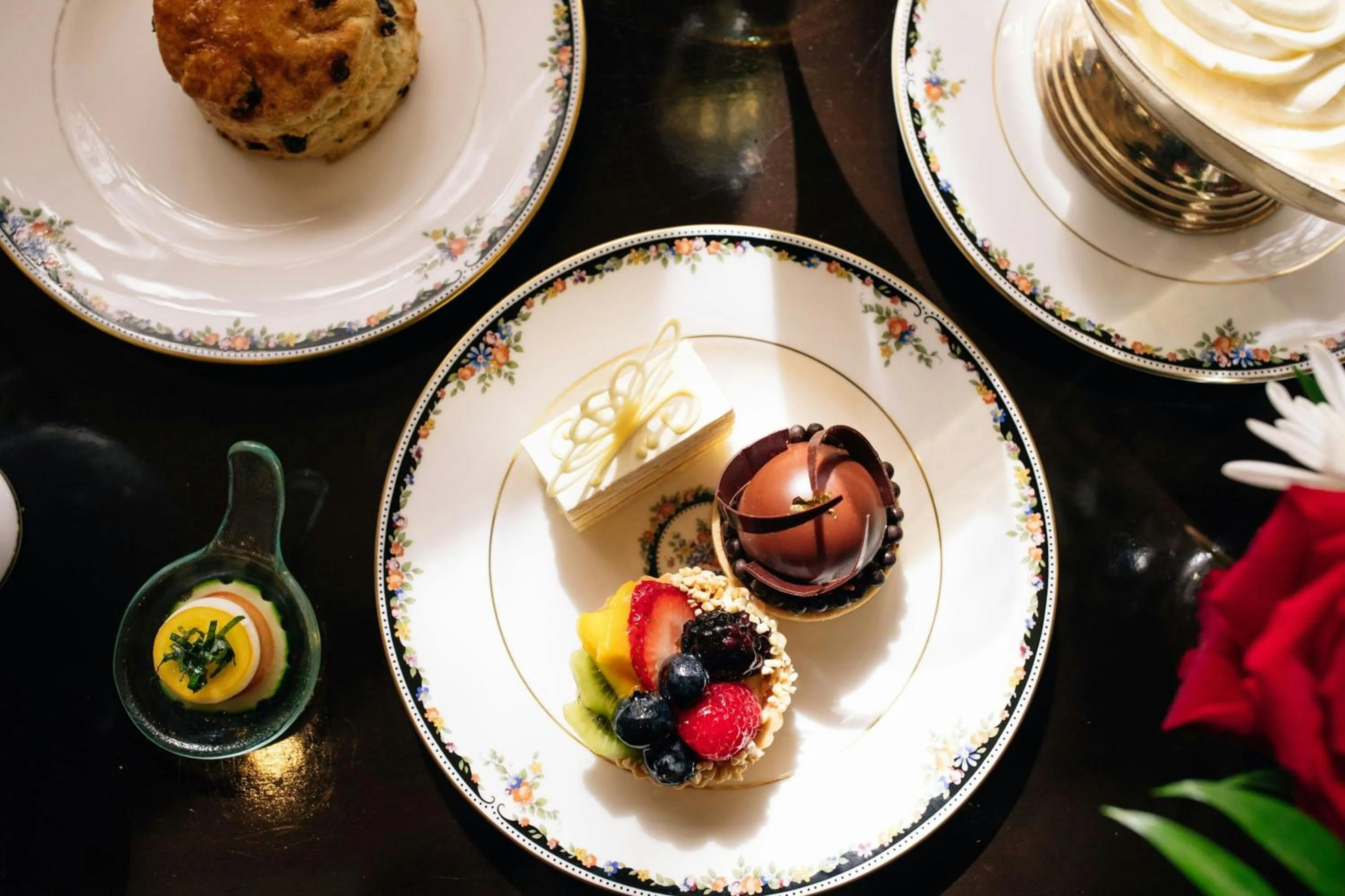 Lounge or bar in The St. Regis Houston