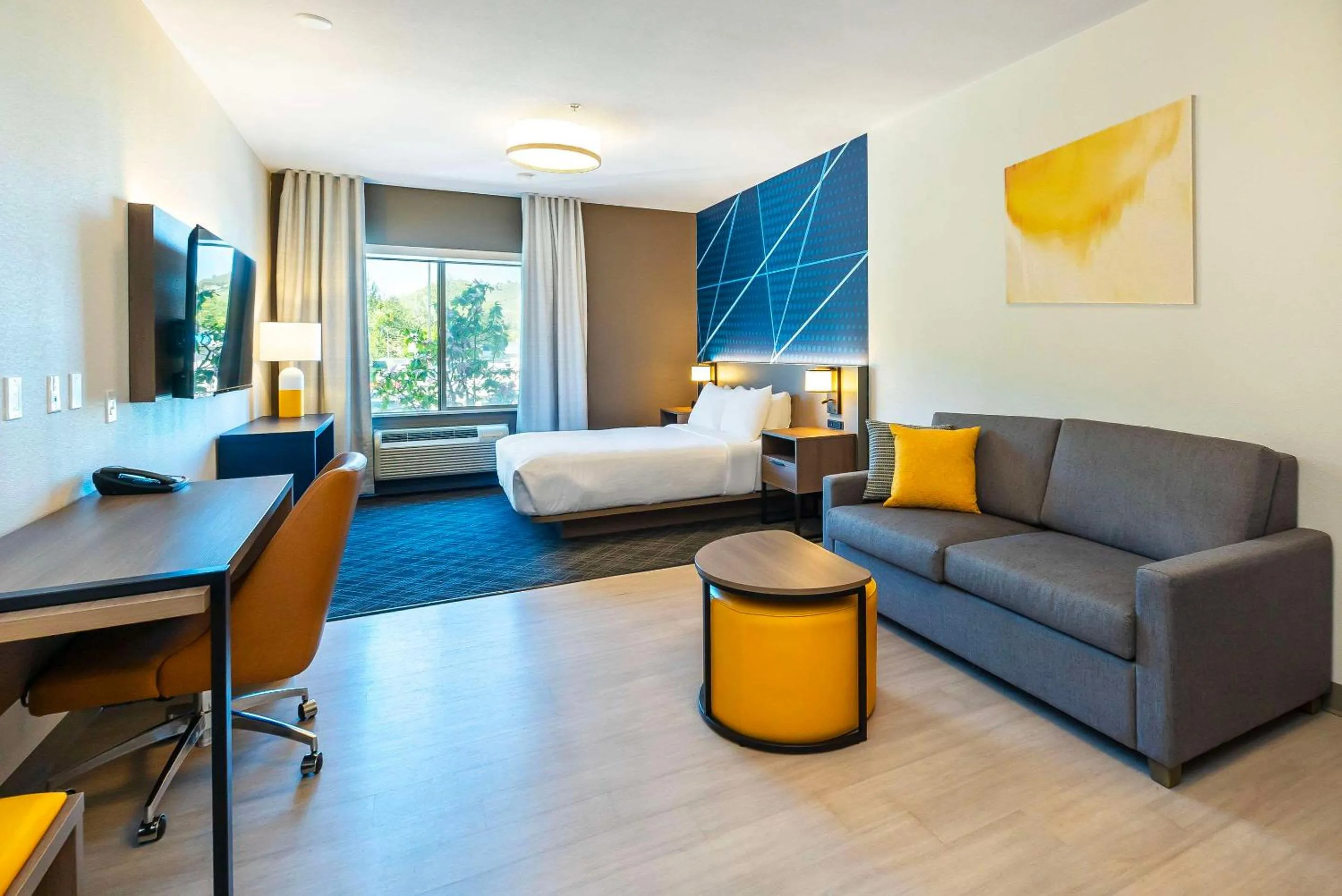 Bedroom, Bed in Comfort Suites Kelowna