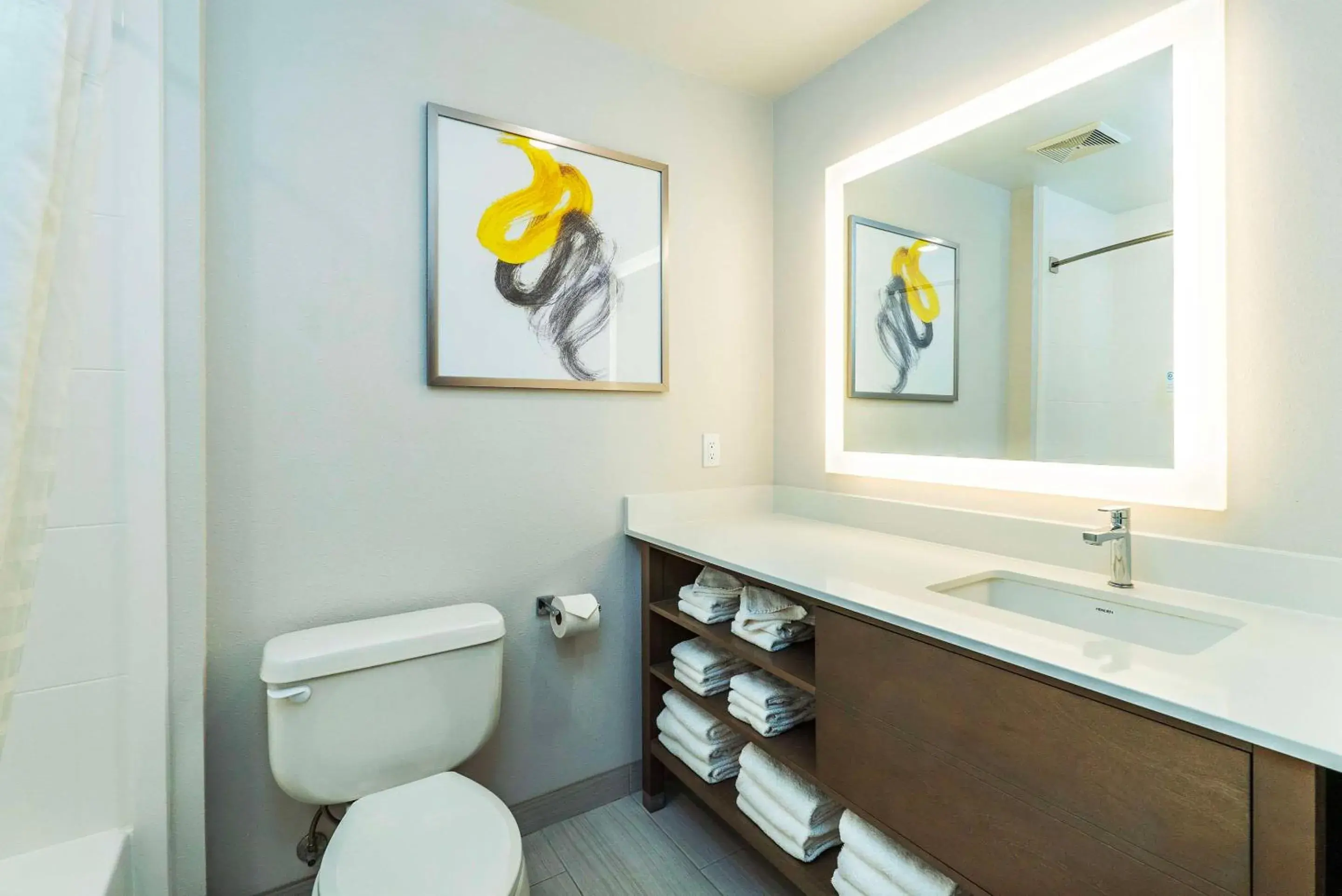 Bedroom in Comfort Suites Kelowna Bedroom in Comfort Suites Kelowna