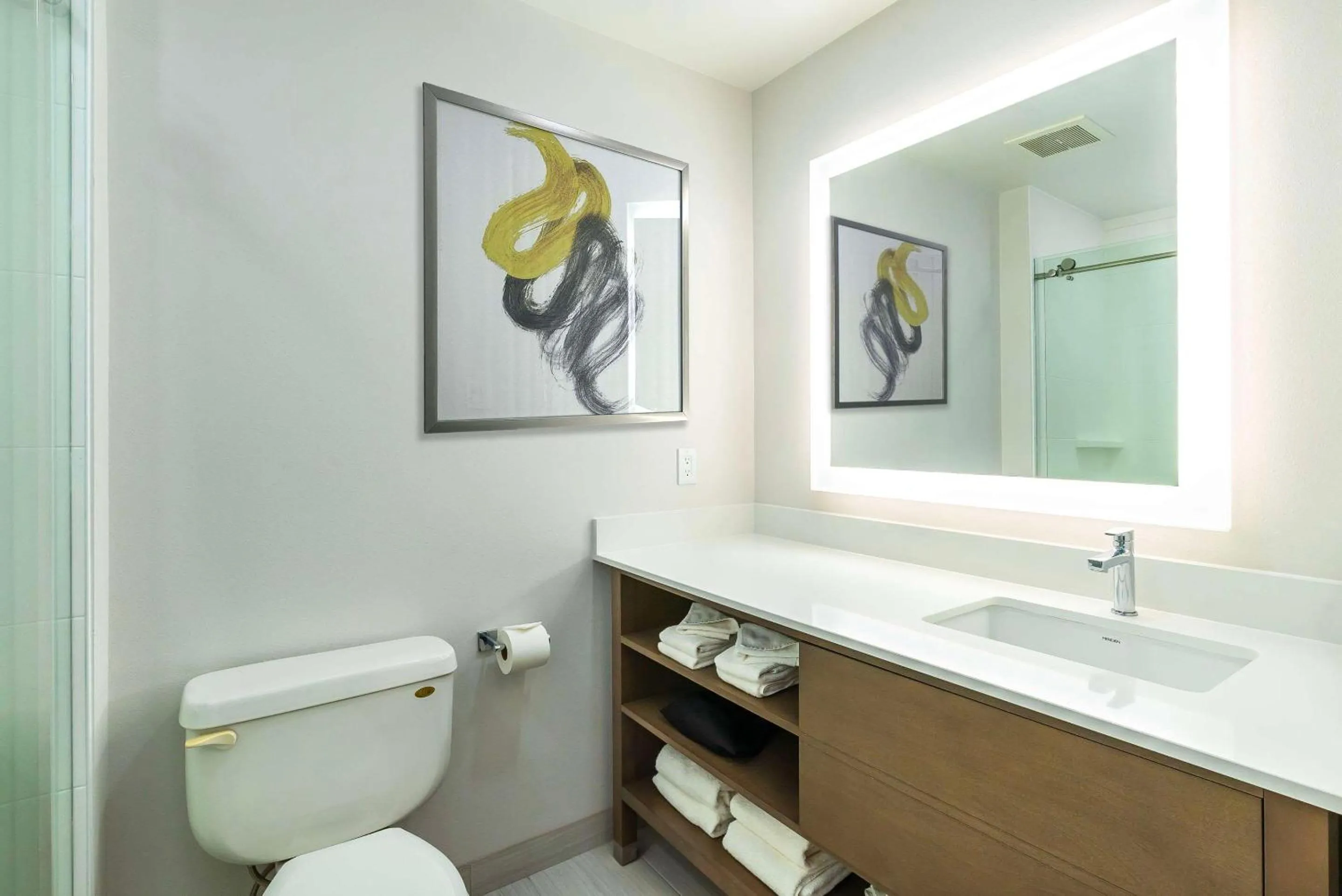 Bedroom in Comfort Suites Kelowna