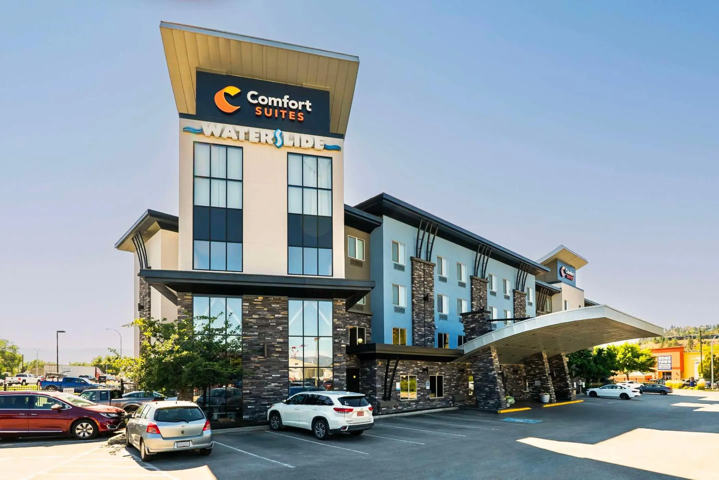 Property building in Comfort Suites Kelowna Property building in Comfort Suites Kelowna