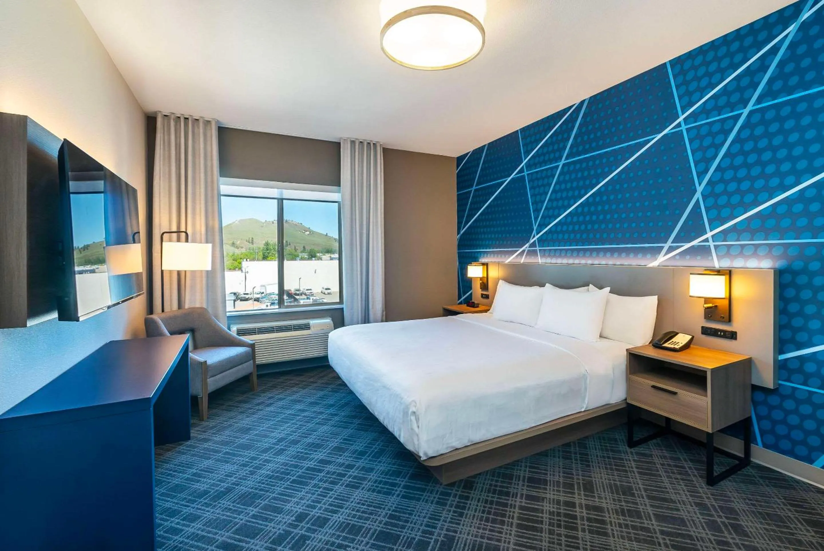 Bedroom, Bed in Comfort Suites Kelowna