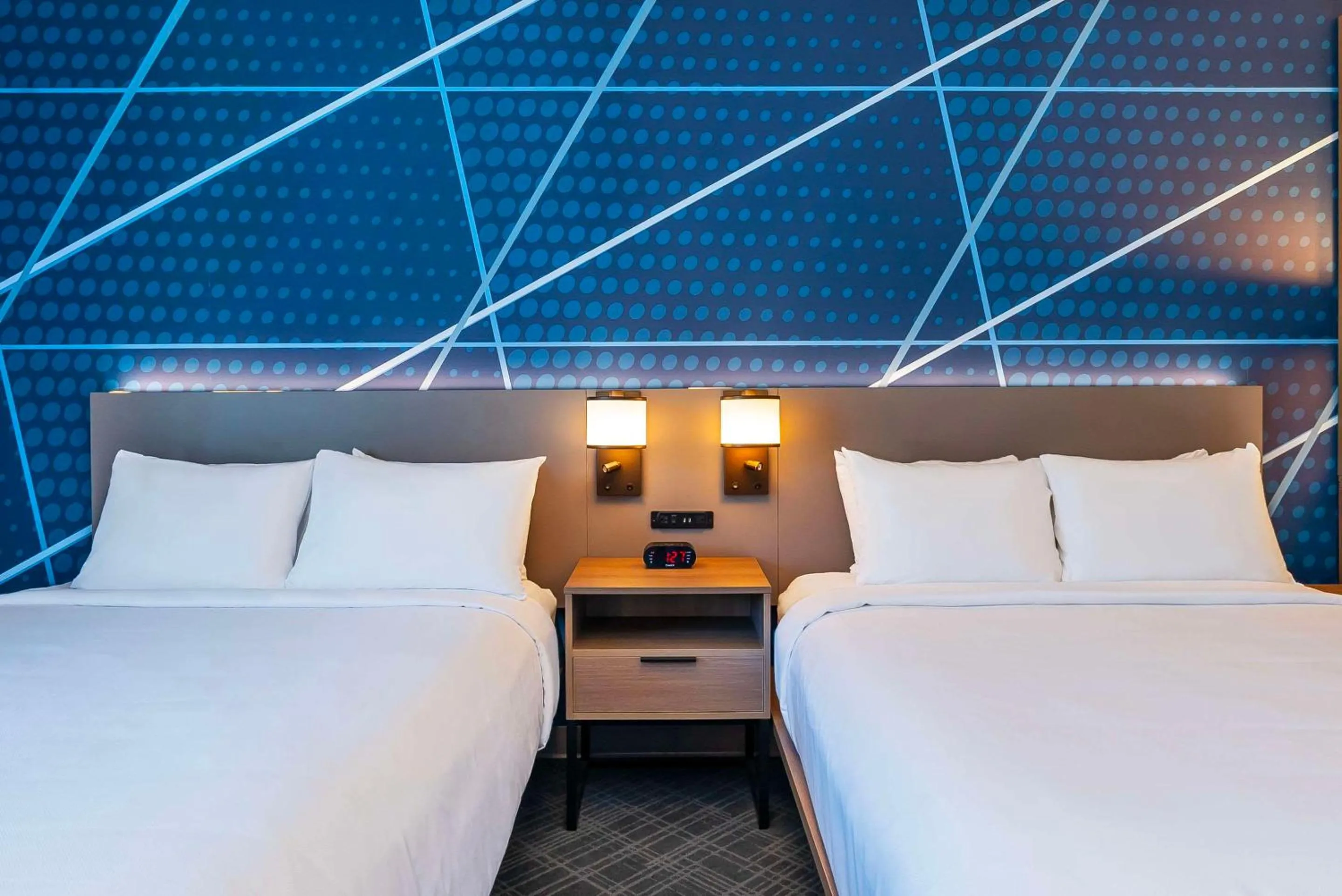 Bedroom, Bed in Comfort Suites Kelowna