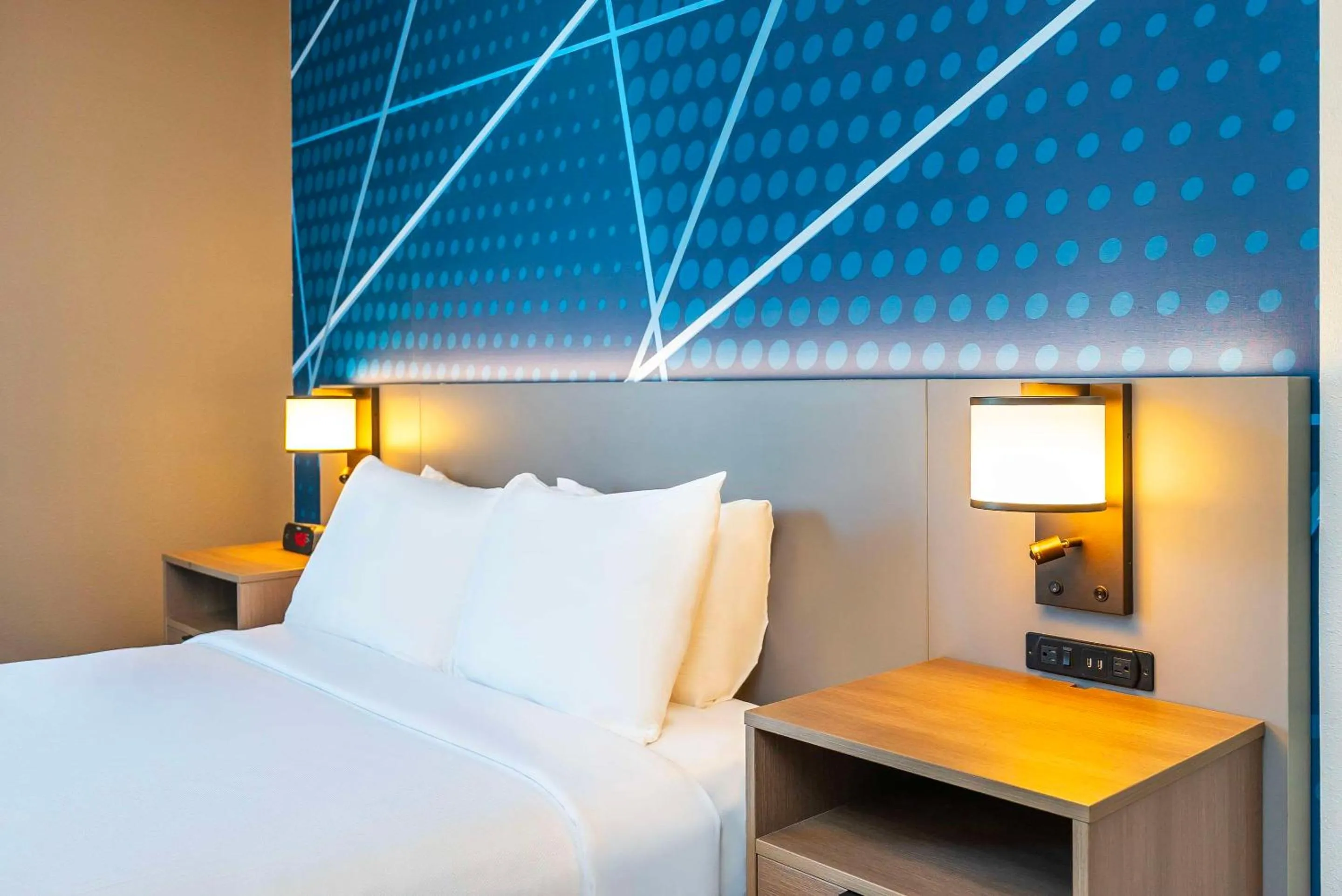 Bedroom, Bed in Comfort Suites Kelowna