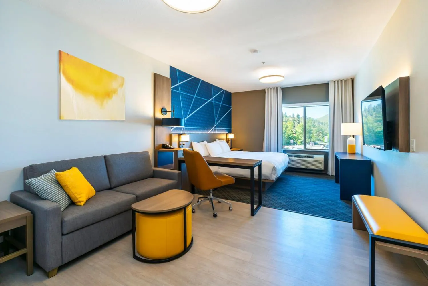 Bedroom in Comfort Suites Kelowna