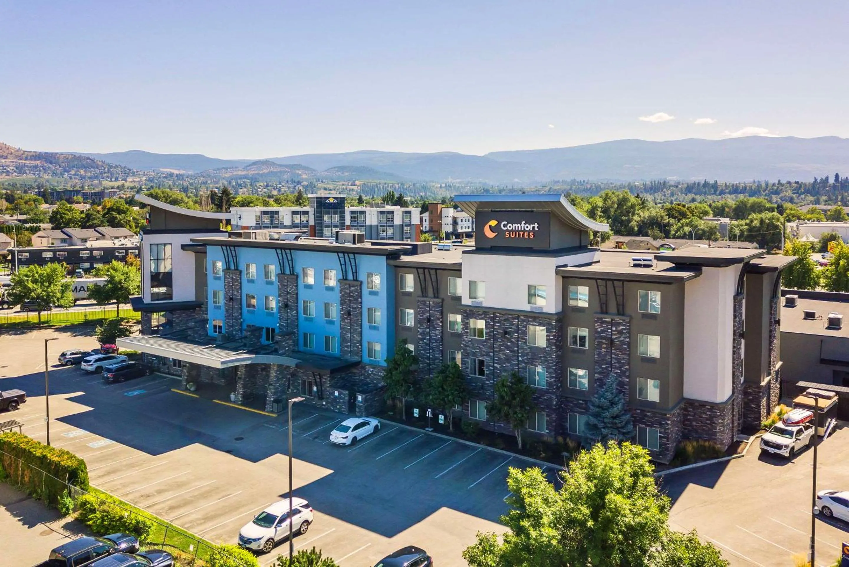 Property building in Comfort Suites Kelowna