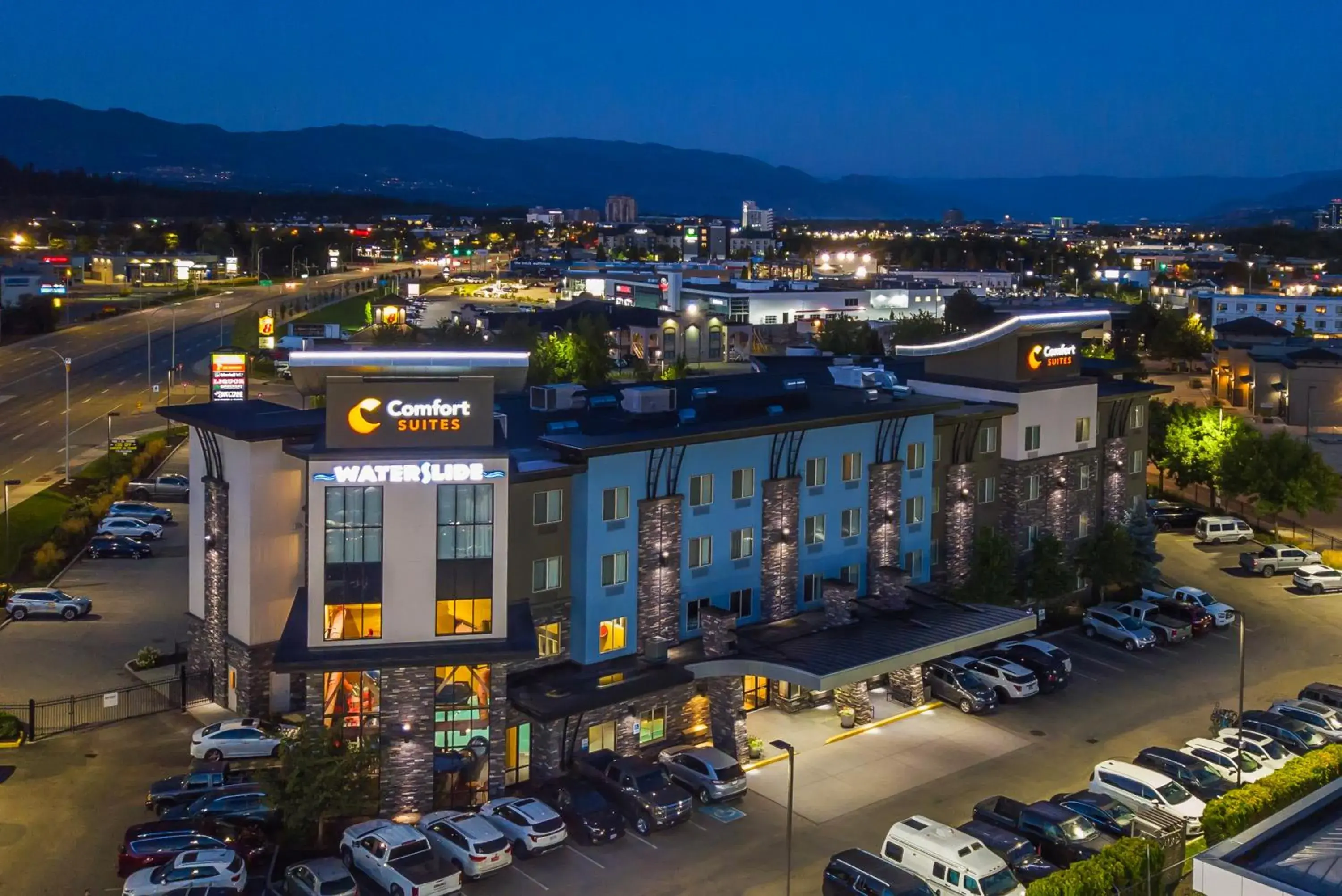 Property building in Comfort Suites Kelowna Property building in Comfort Suites Kelowna