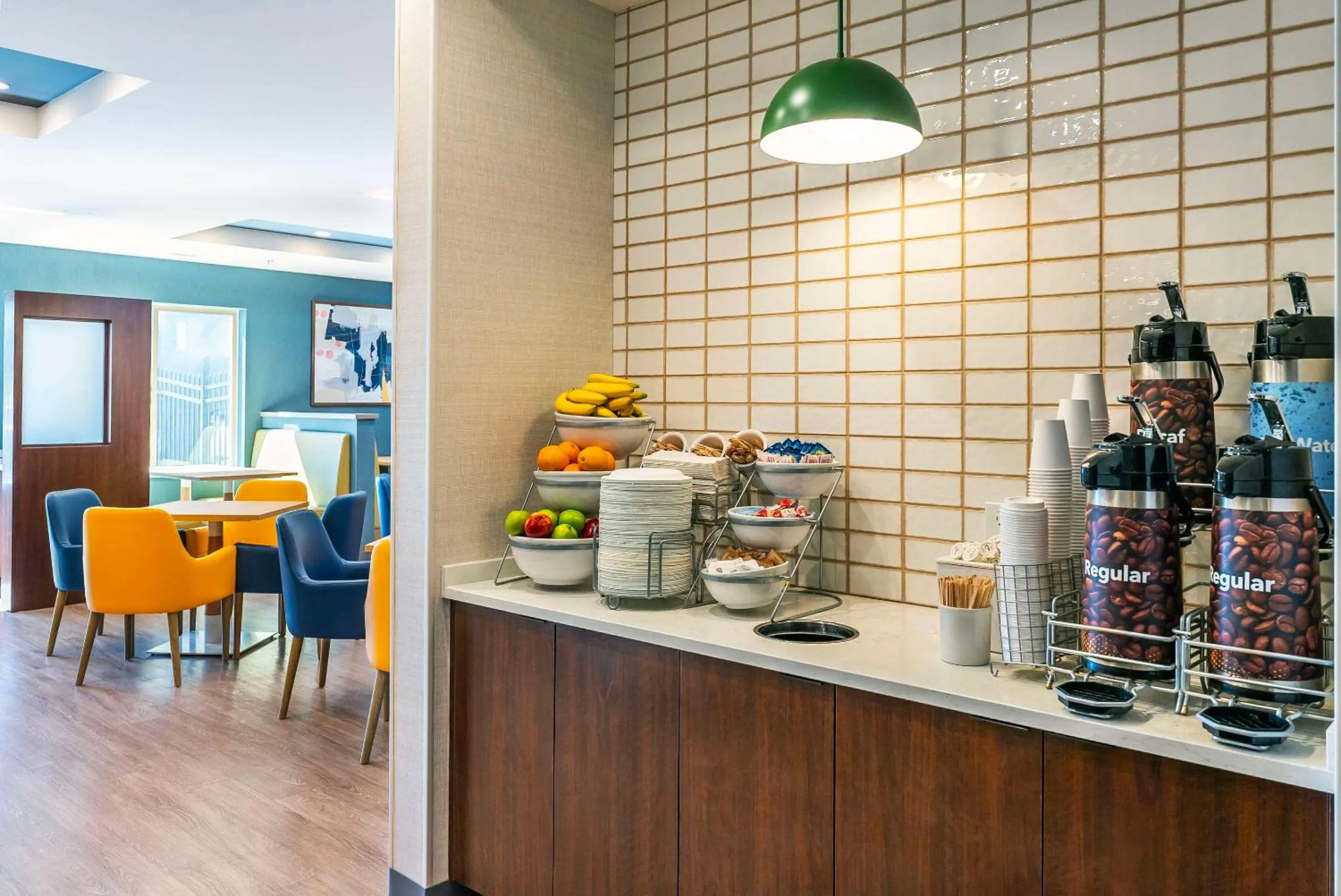 Breakfast in Comfort Suites Kelowna