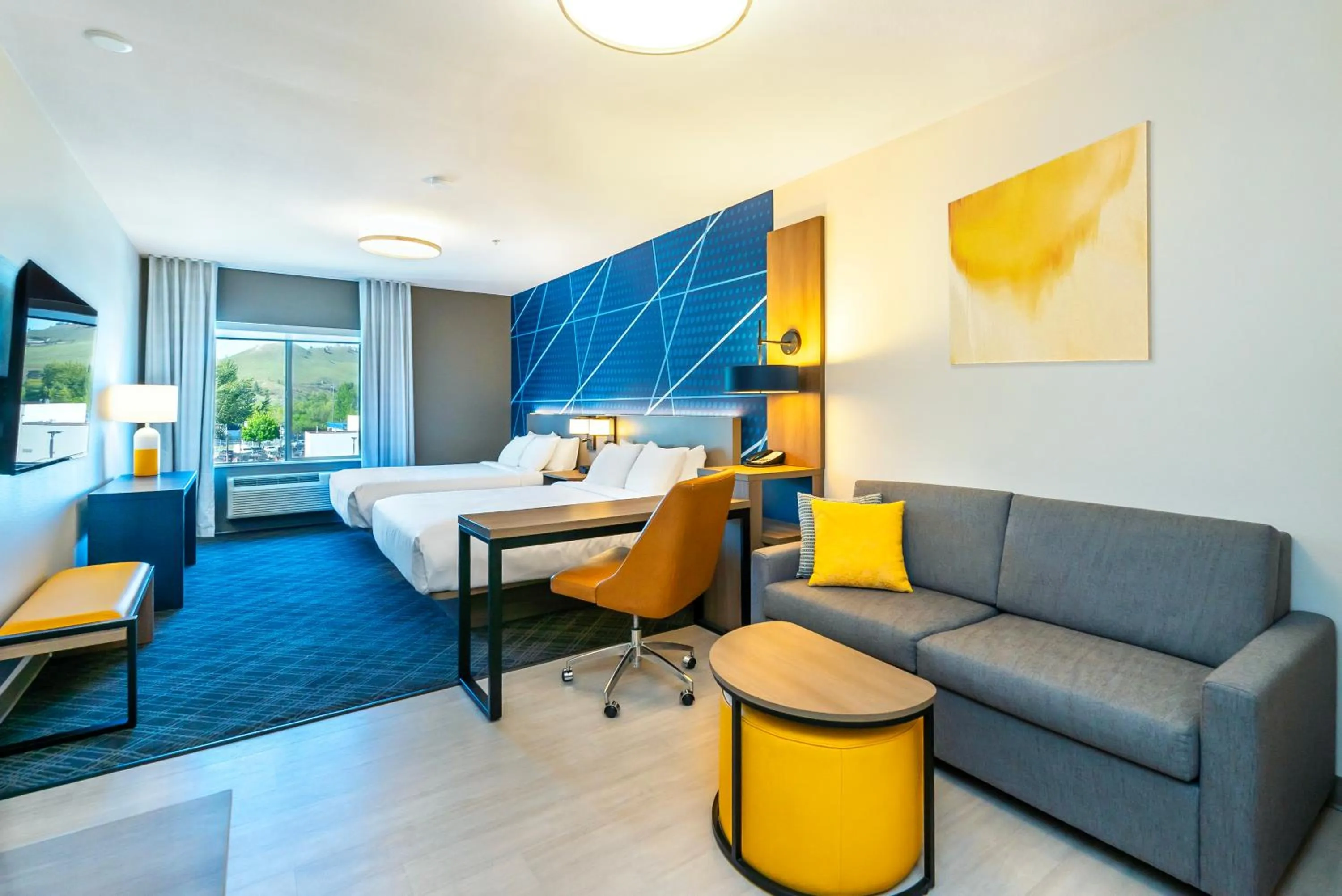 Photo of the whole room in Comfort Suites Kelowna