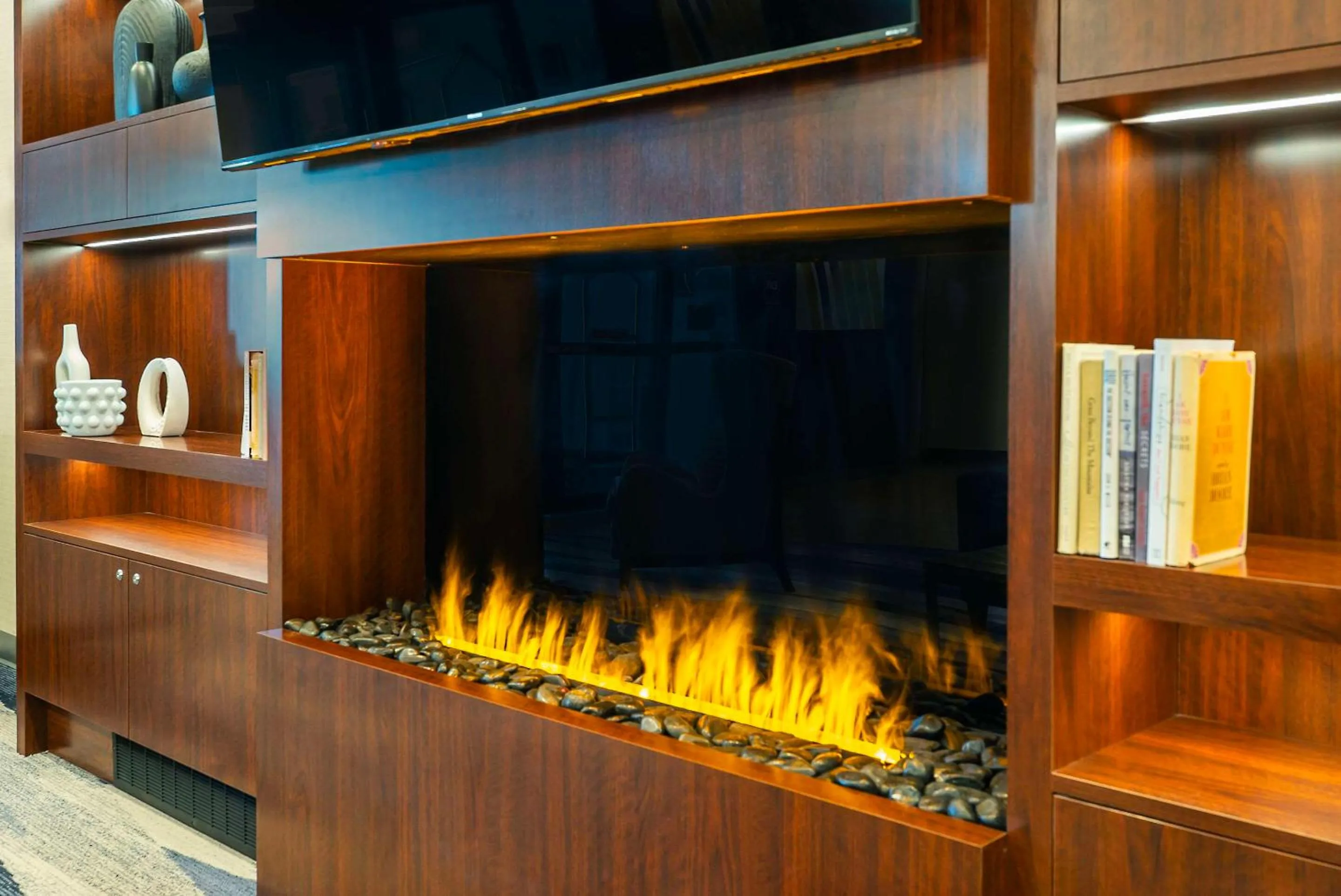 Lobby or reception in Comfort Suites Kelowna