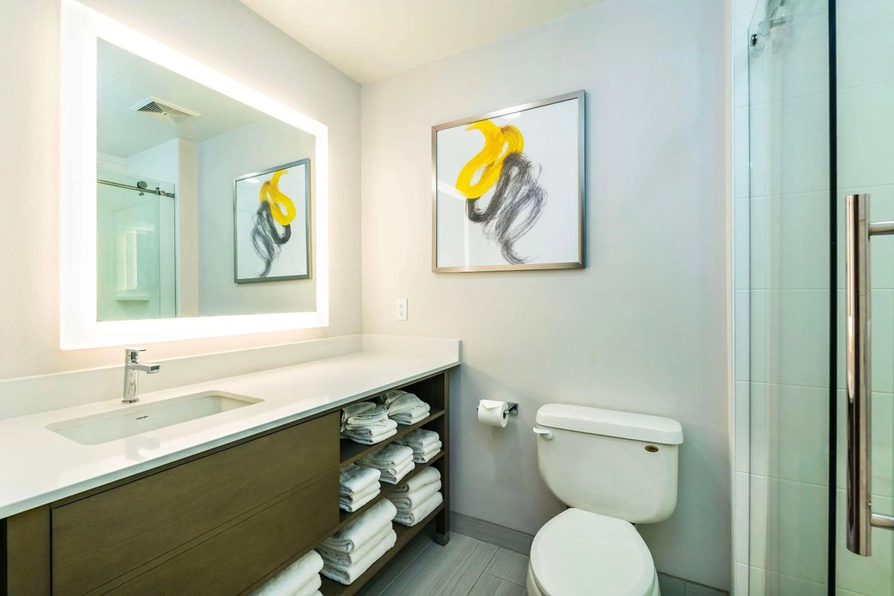 Bedroom in Comfort Suites Kelowna