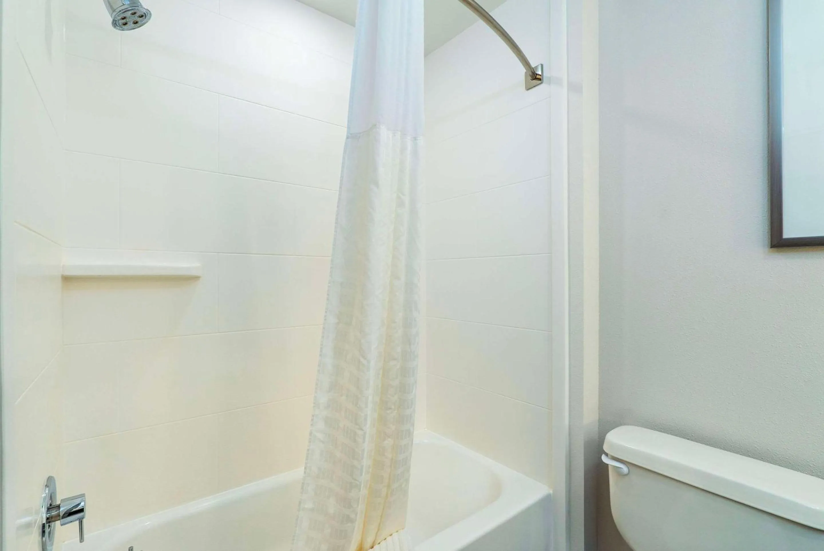 Bedroom in Comfort Suites Kelowna