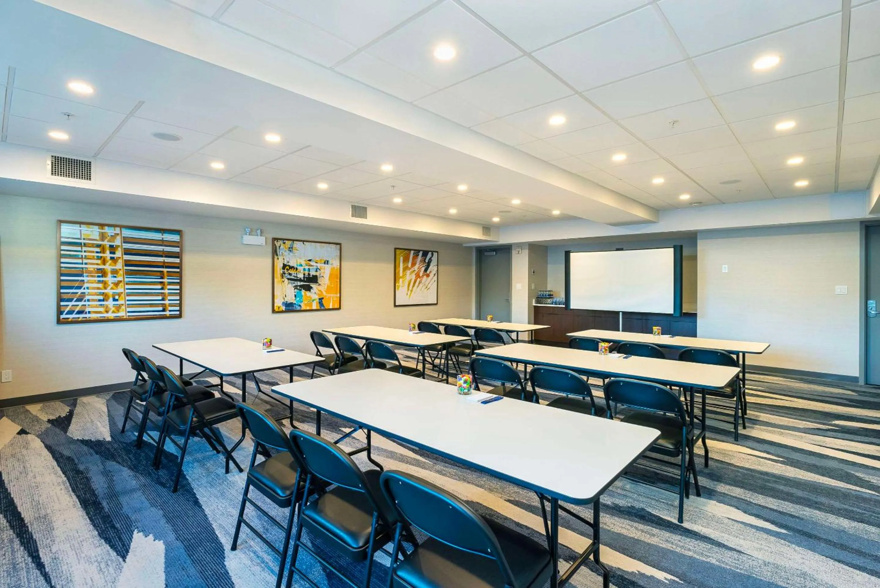 Meeting/conference room in Comfort Suites Kelowna