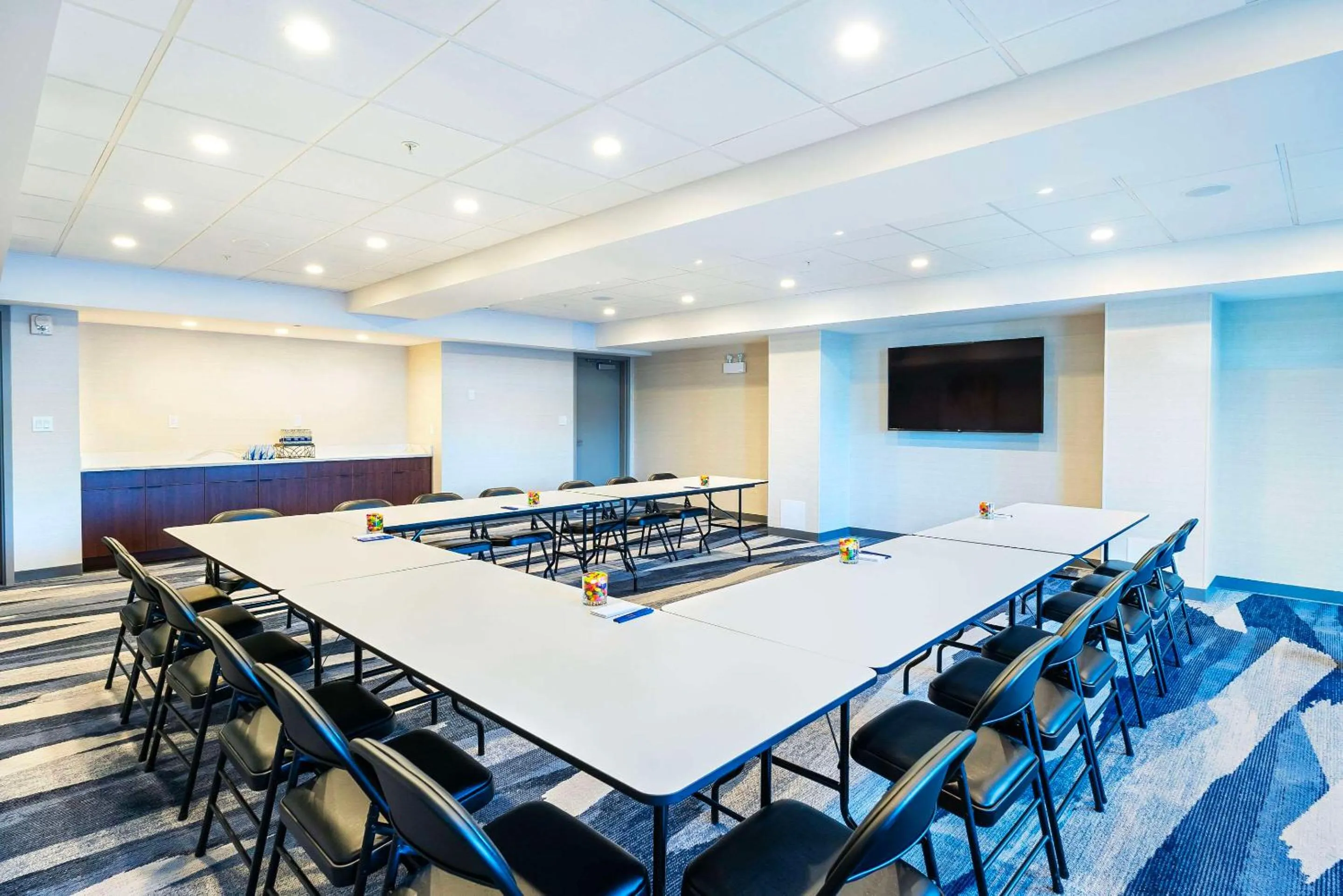 Meeting/conference room in Comfort Suites Kelowna