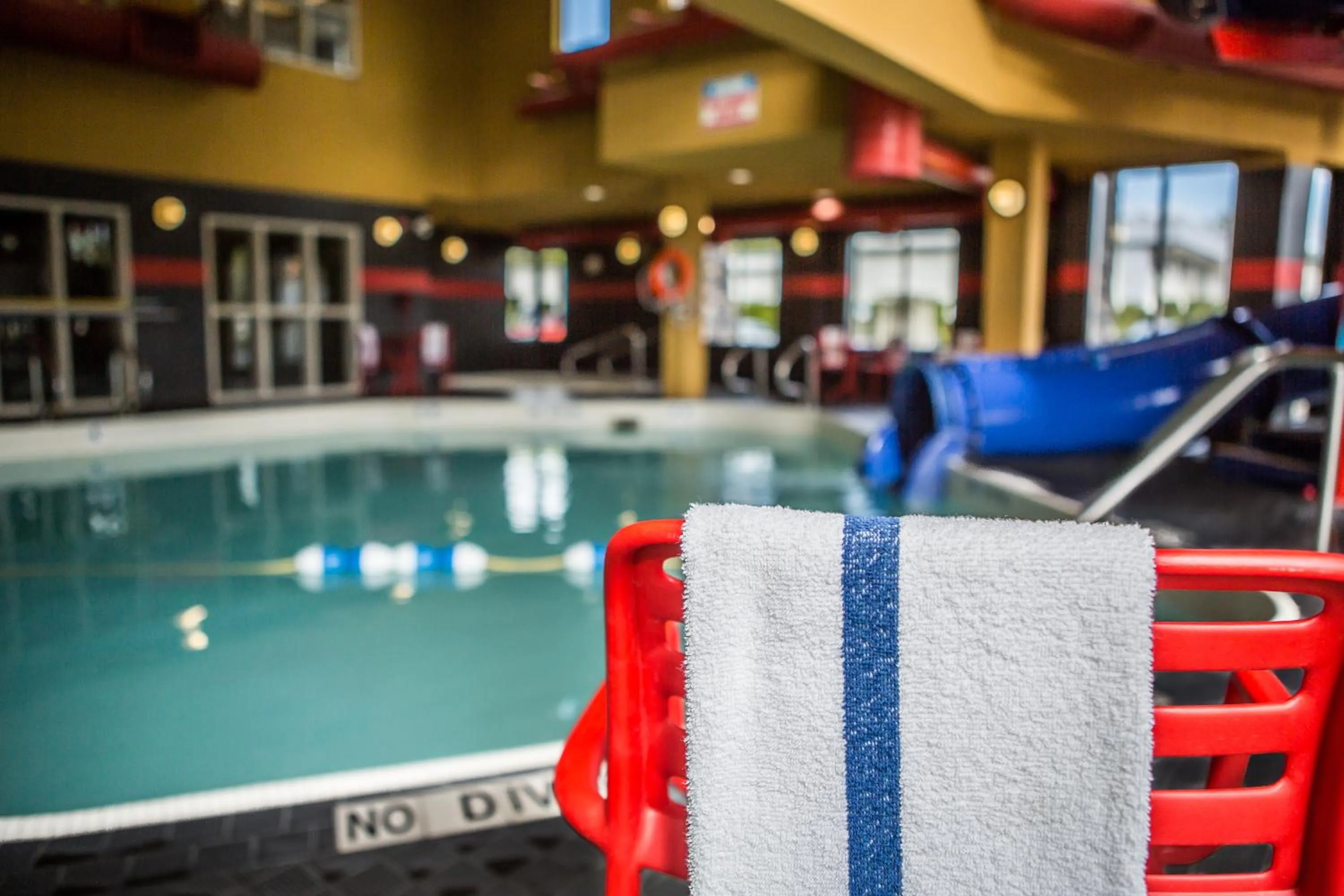 Swimming pool in Comfort Suites Kelowna