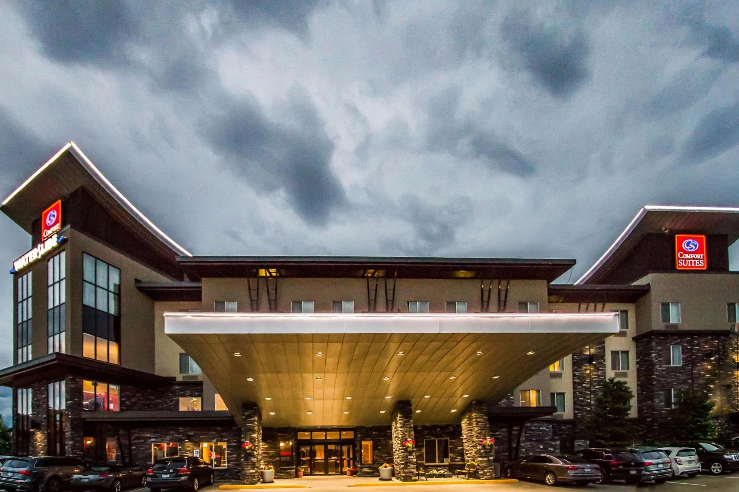 Property building in Comfort Suites Kelowna