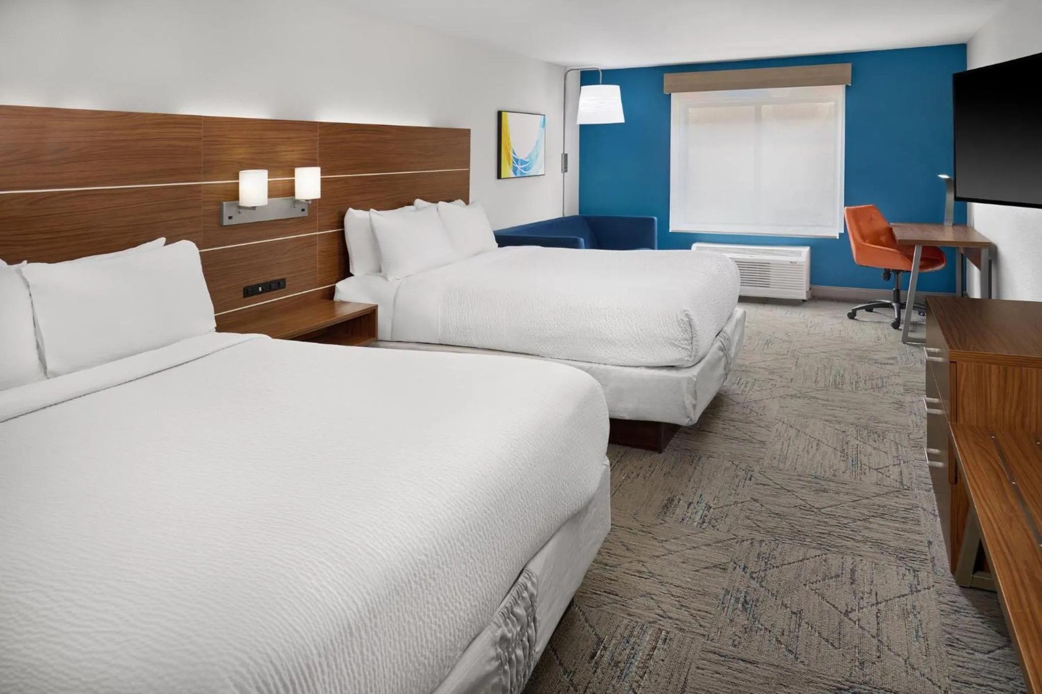Photo of the whole room in Holiday Inn Express Kansas City - at the Legends! by IHG