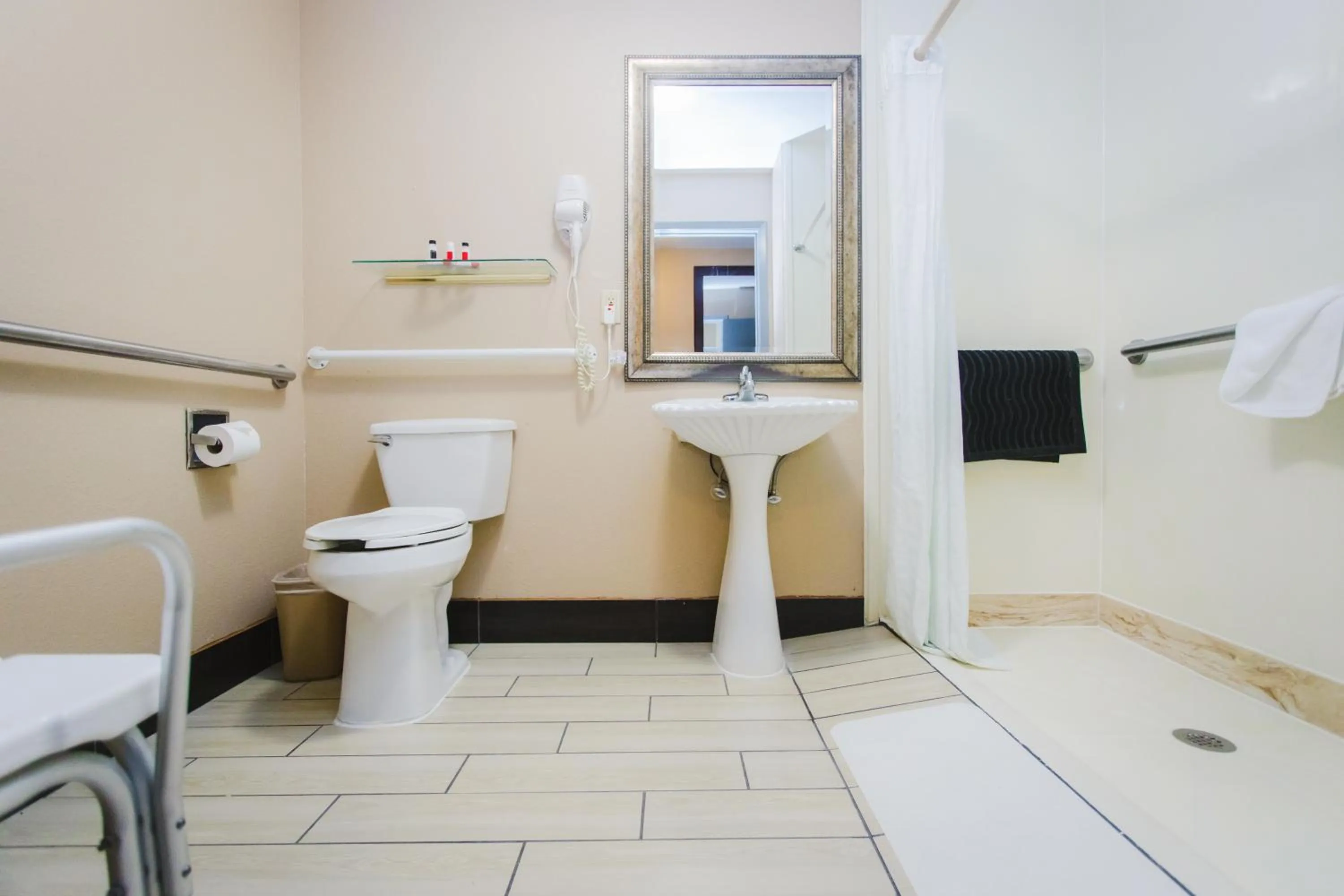 Bathroom in Days Inn by Wyndham Rosenberg