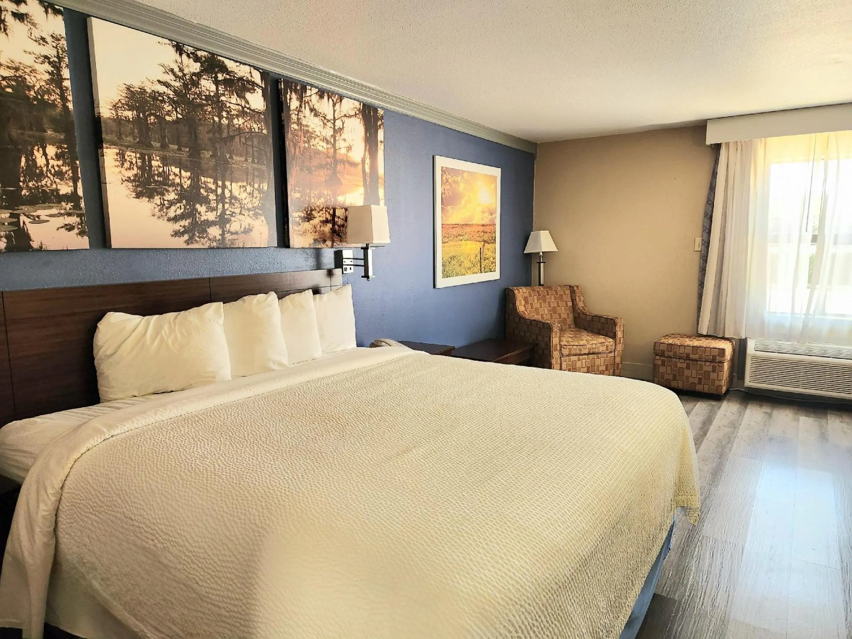 Bedroom, Bed in Days Inn by Wyndham Rosenberg