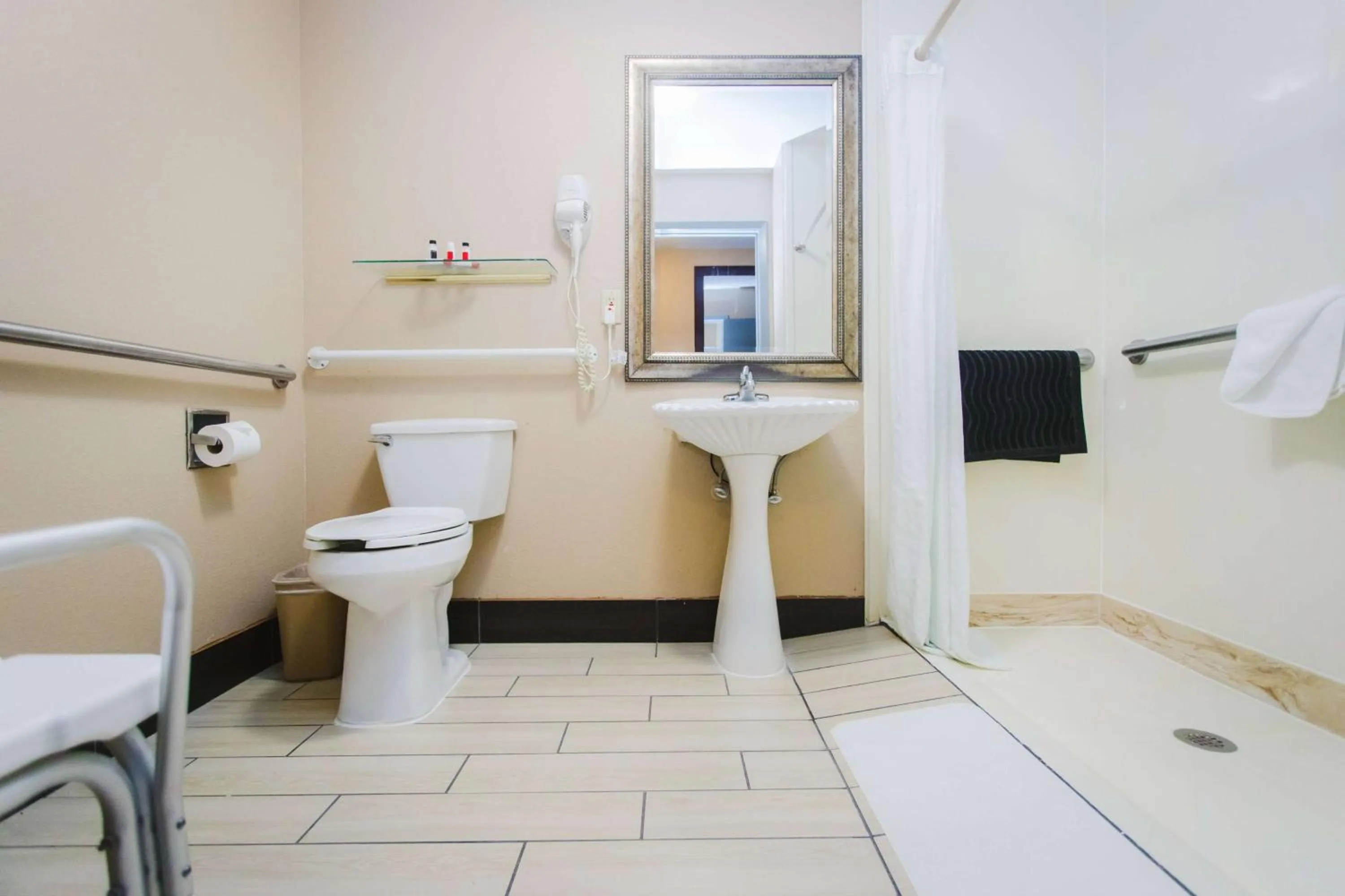 Bathroom in Days Inn by Wyndham Rosenberg