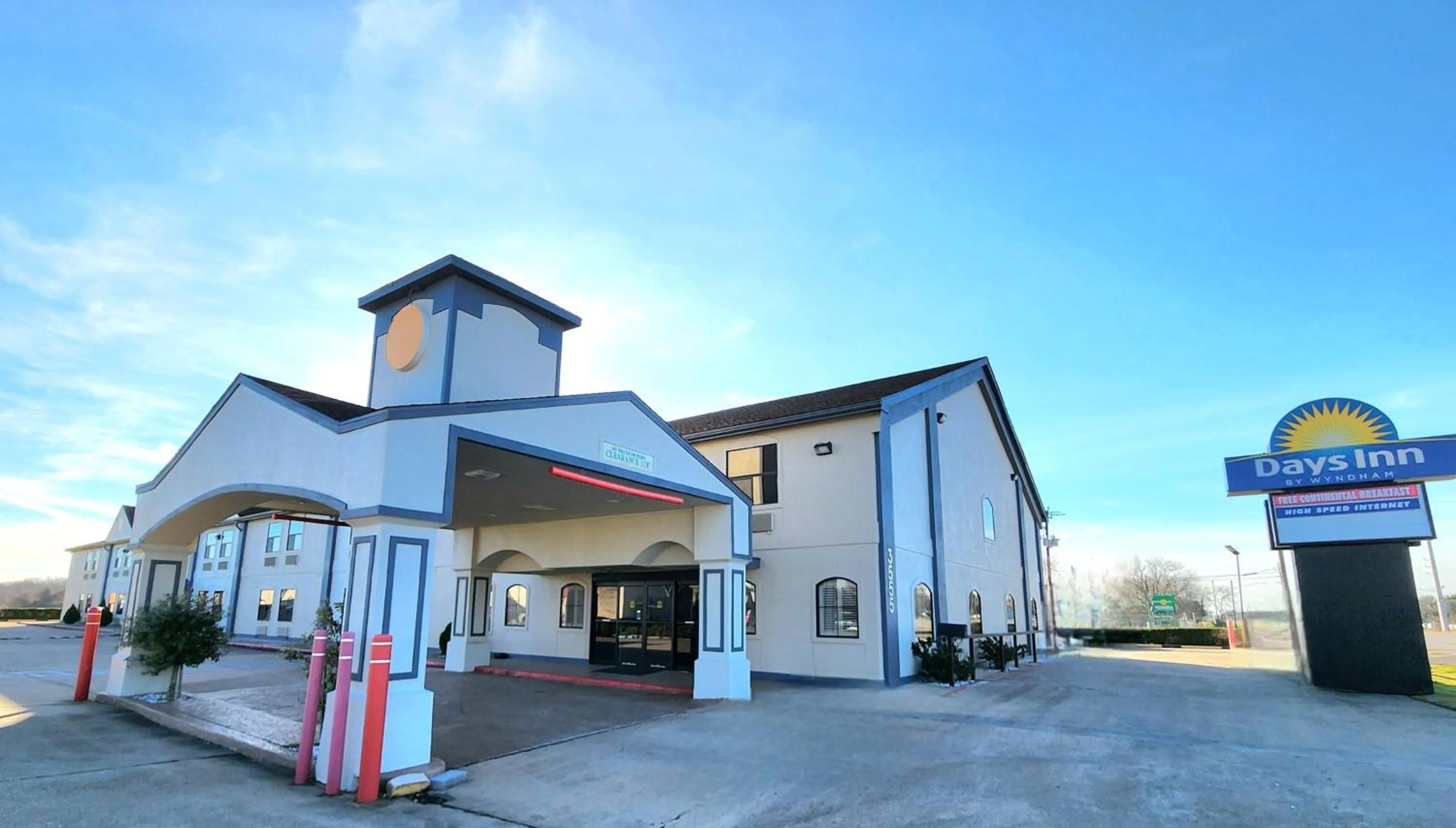 Property building in Days Inn by Wyndham Rosenberg