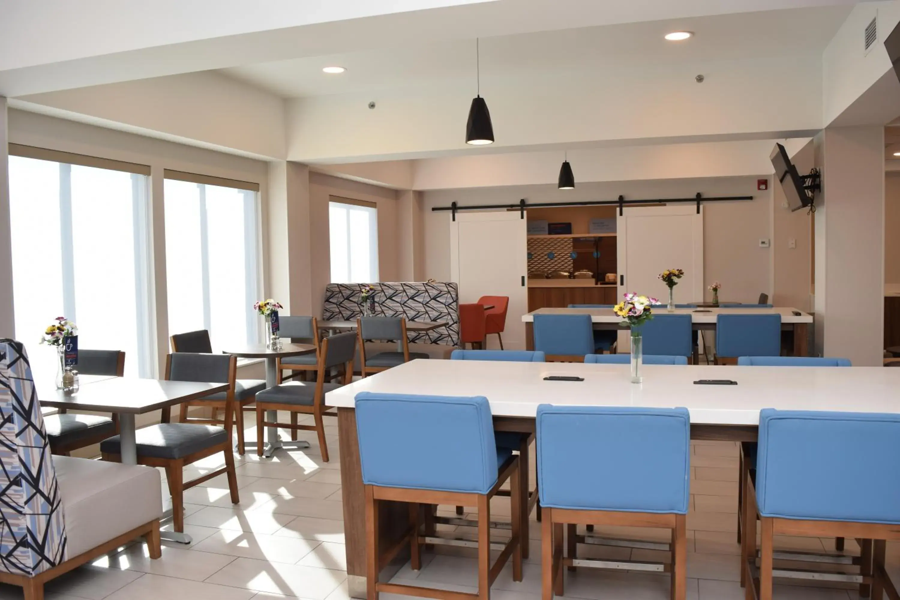 Restaurant/places to eat in Holiday Inn Express Syracuse Airport by IHG Restaurant/places to eat in Holiday Inn Express Syracuse Airport by IHG