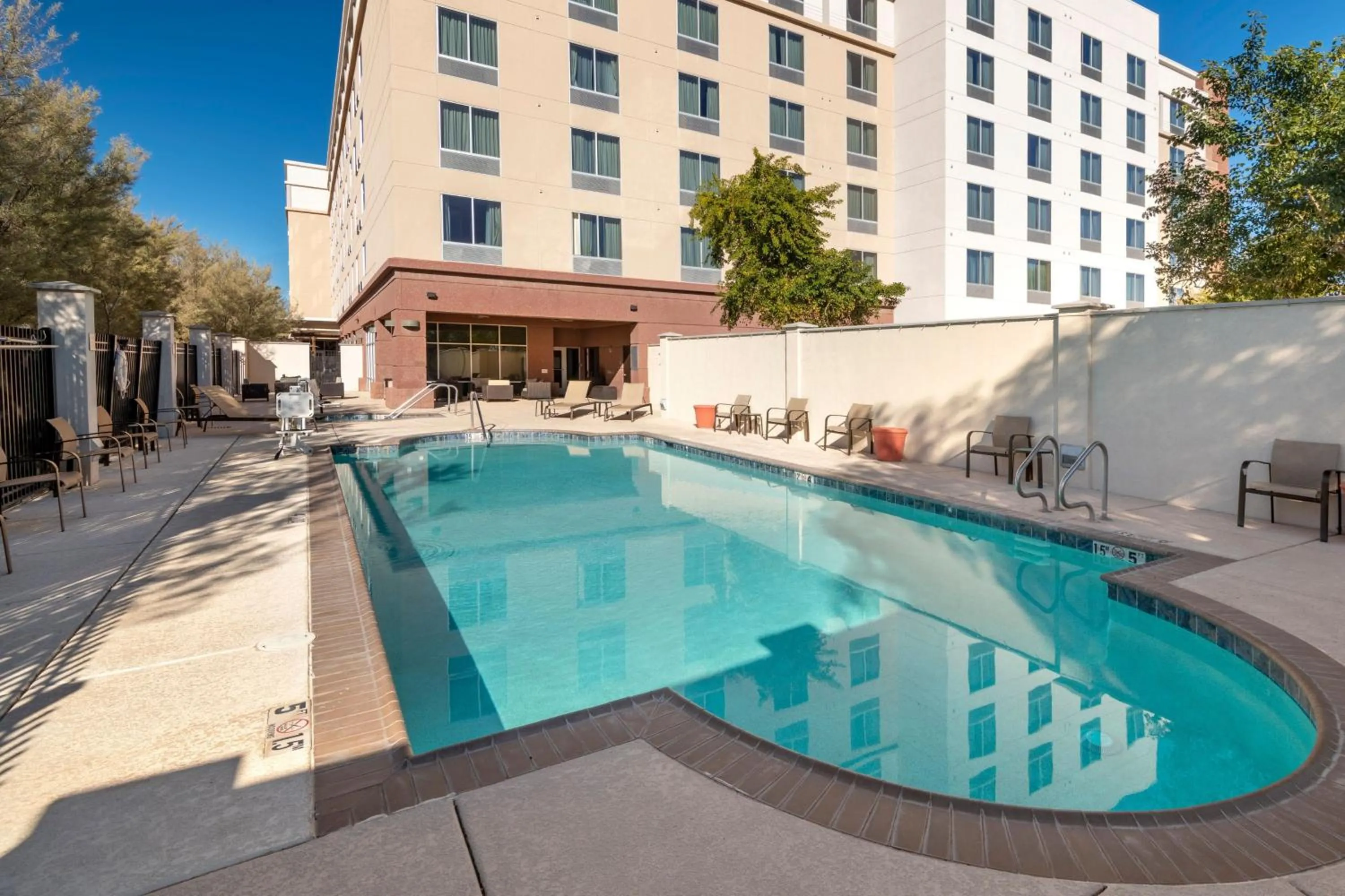 Swimming pool in Courtyard Phoenix Chandler/Fashion Center