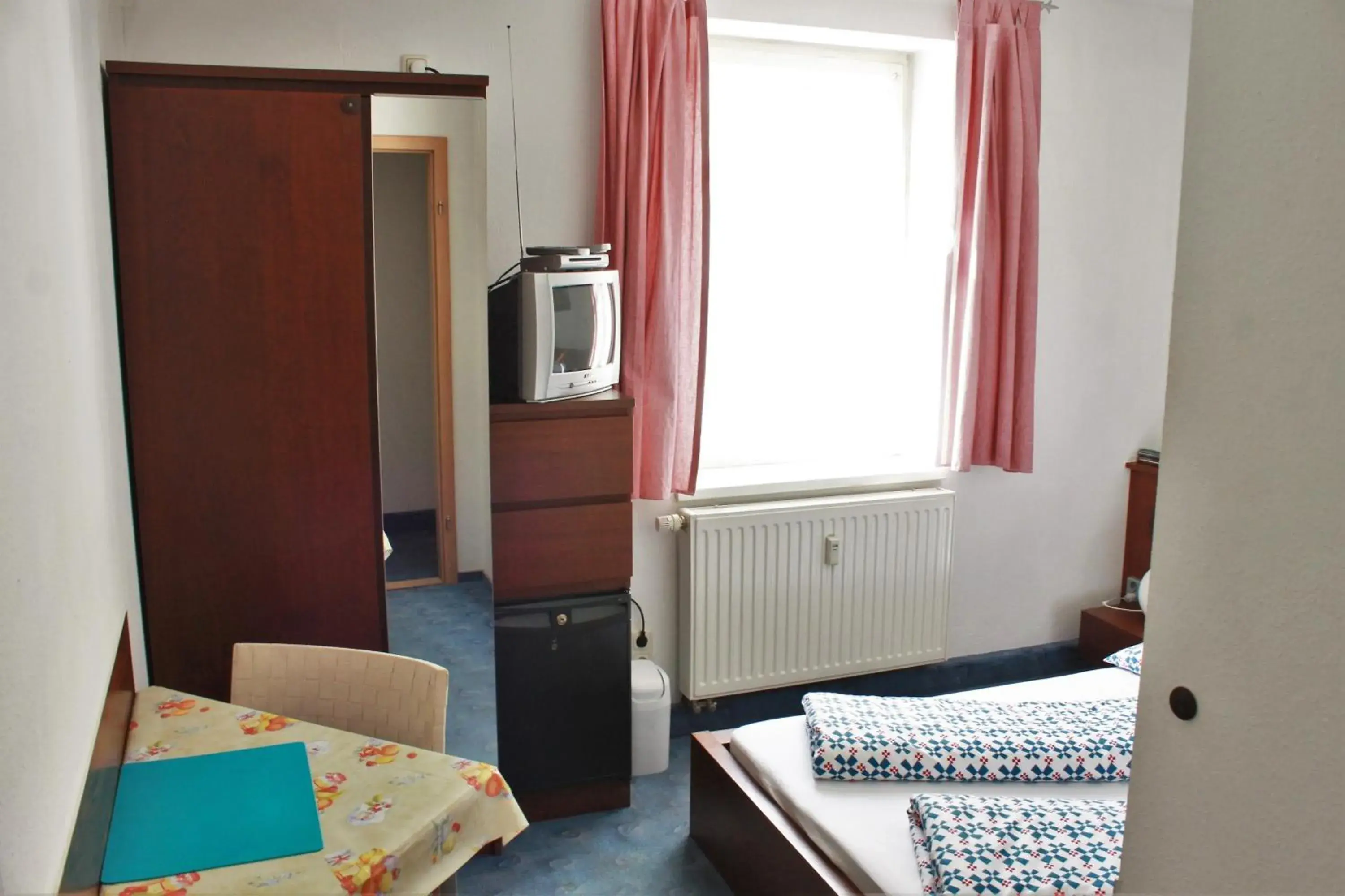 Double Room with Shared Bathroom - single occupancy in Pension Pieschen Dresden Double Room with Shared Bathroom - single occupancy in Pension Pieschen Dresden