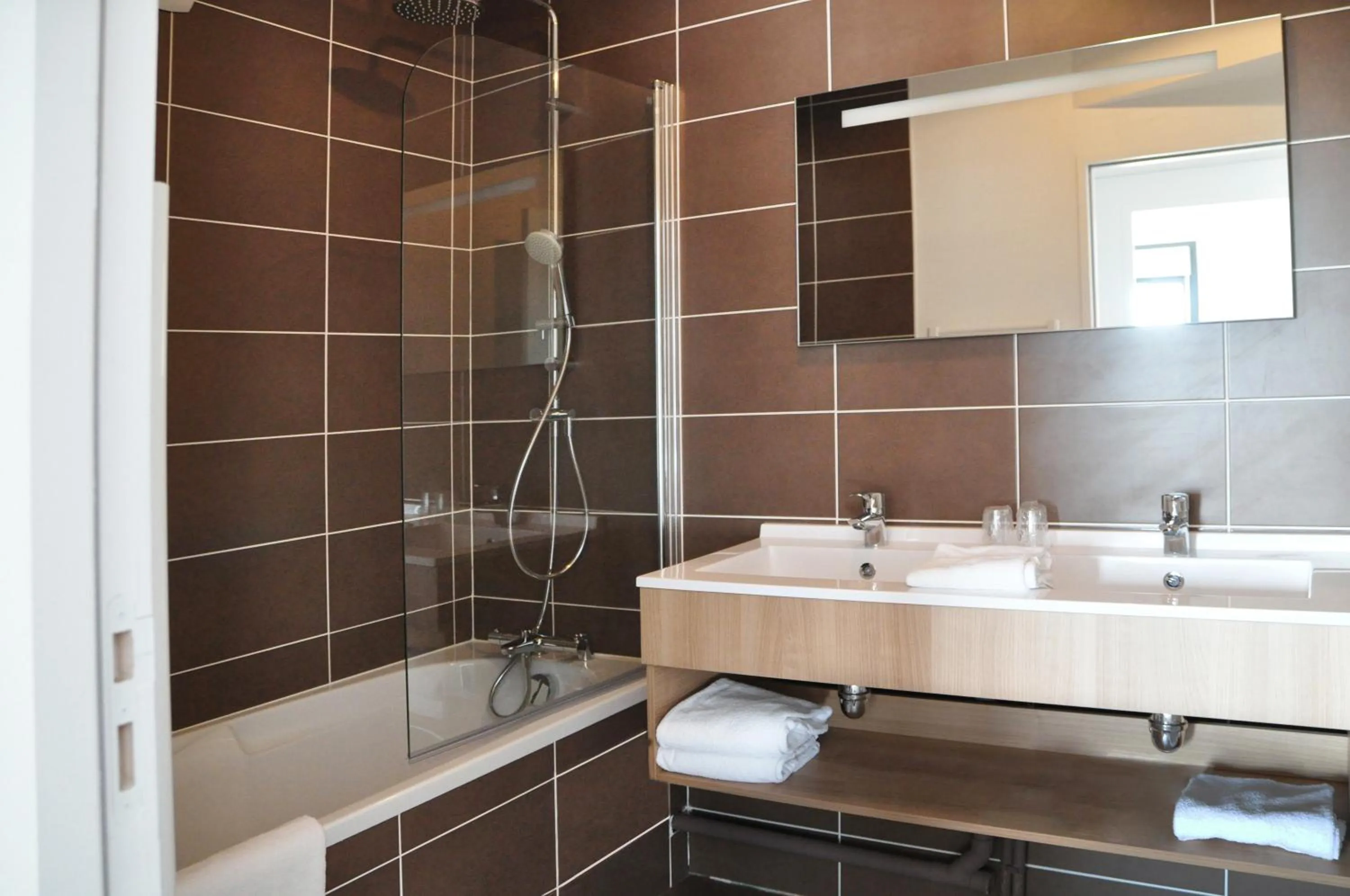 Bathroom in Golden Tulip Pornic Suites- Appart Hotel