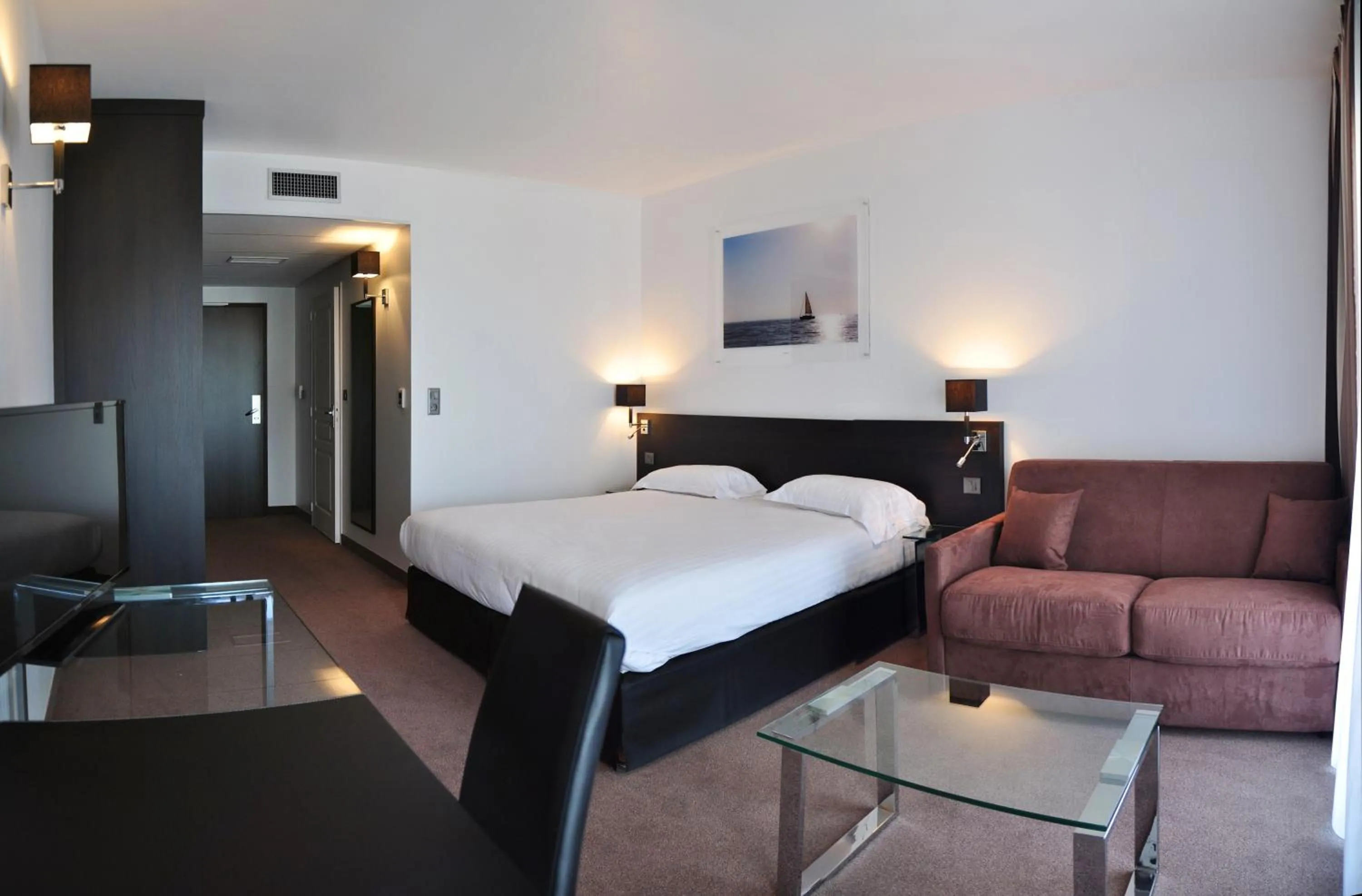 Bedroom, Bed in Golden Tulip Pornic Suites- Appart Hotel