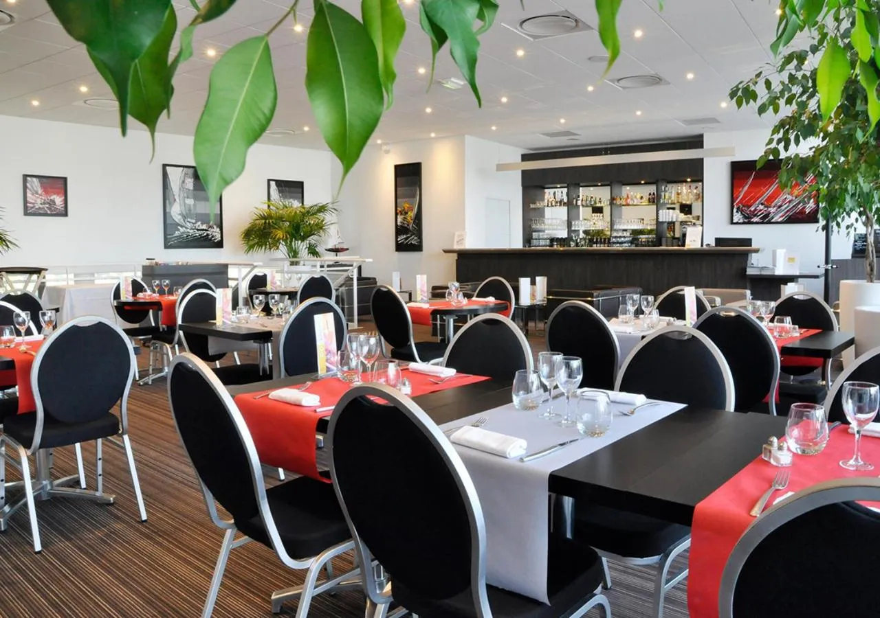 Restaurant/places to eat in Golden Tulip Pornic Suites- Appart Hotel