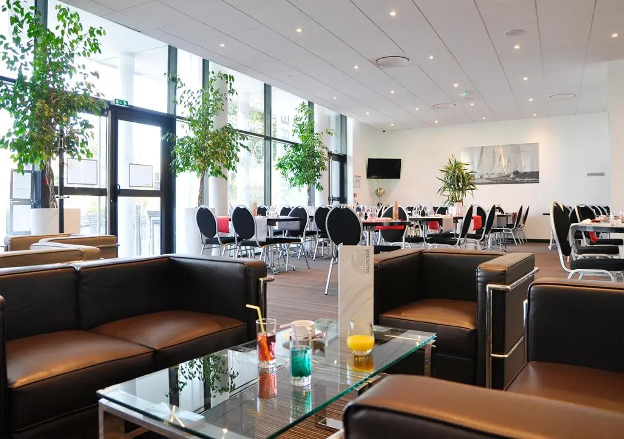 Lounge or bar in Golden Tulip Pornic Suites- Appart Hotel Lounge or bar in Golden Tulip Pornic Suites- Appart Hotel