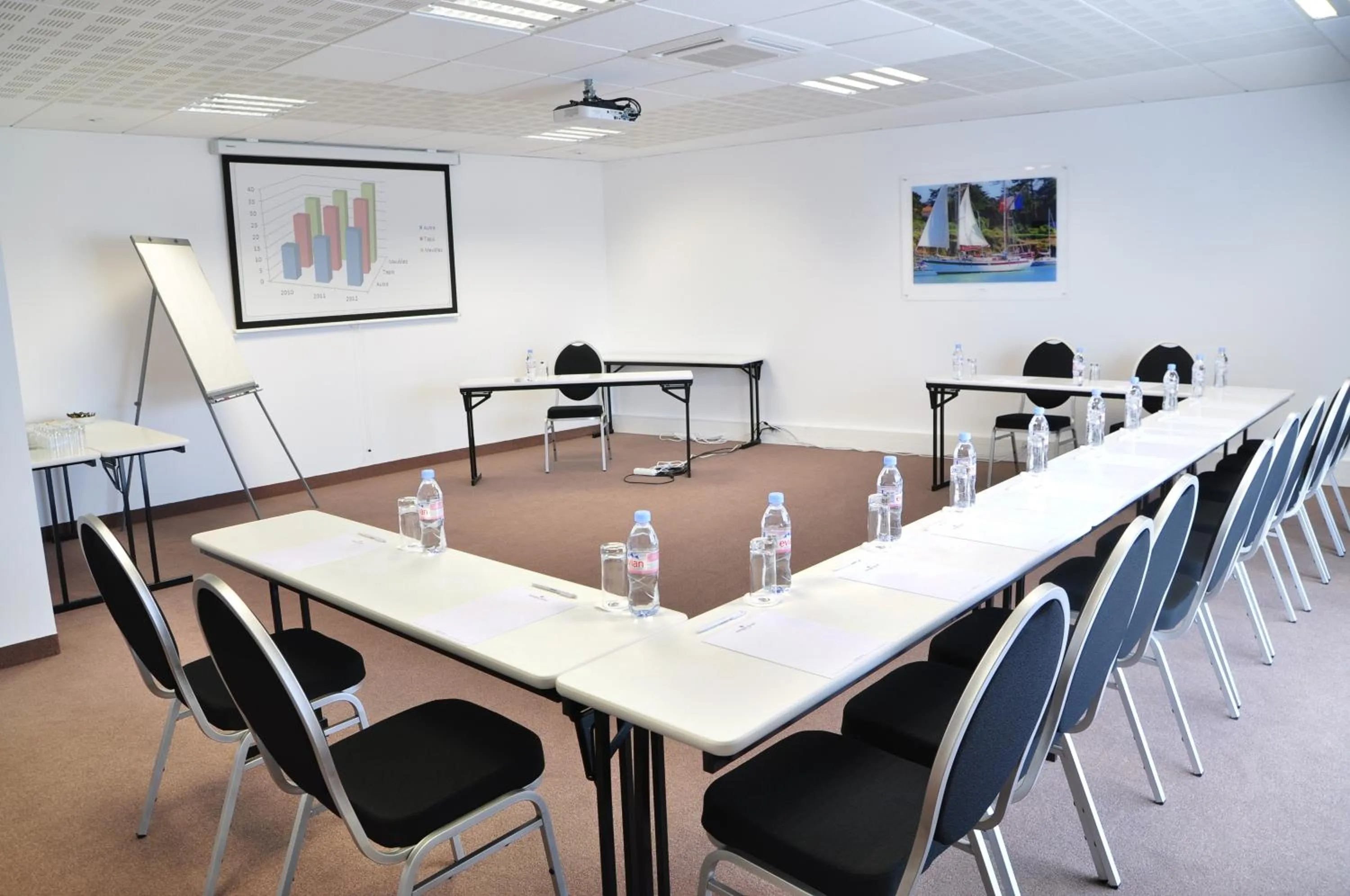 Meeting/conference room in Golden Tulip Pornic Suites- Appart Hotel