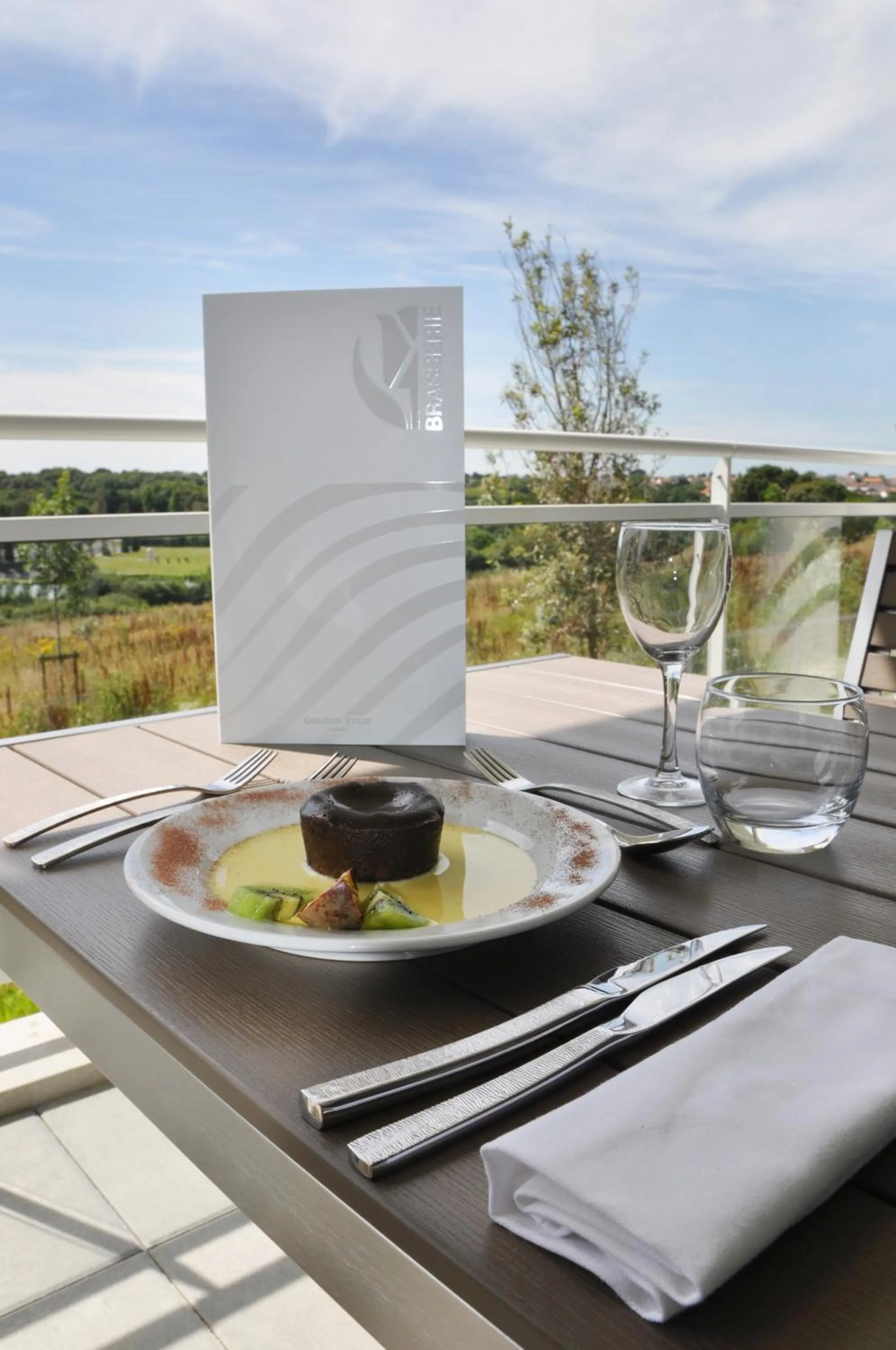 Restaurant/places to eat in Golden Tulip Pornic Suites- Appart Hotel