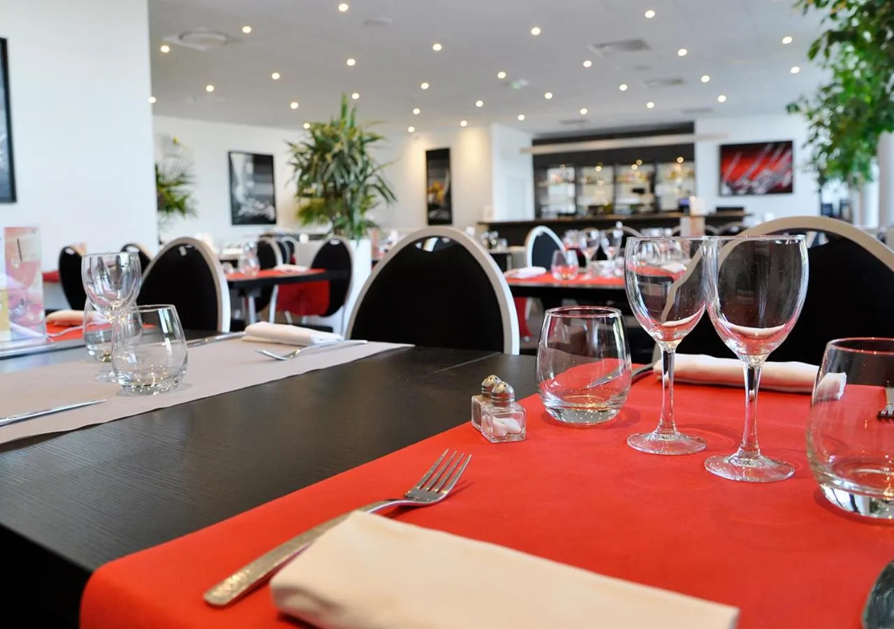 Restaurant/places to eat in Golden Tulip Pornic Suites- Appart Hotel