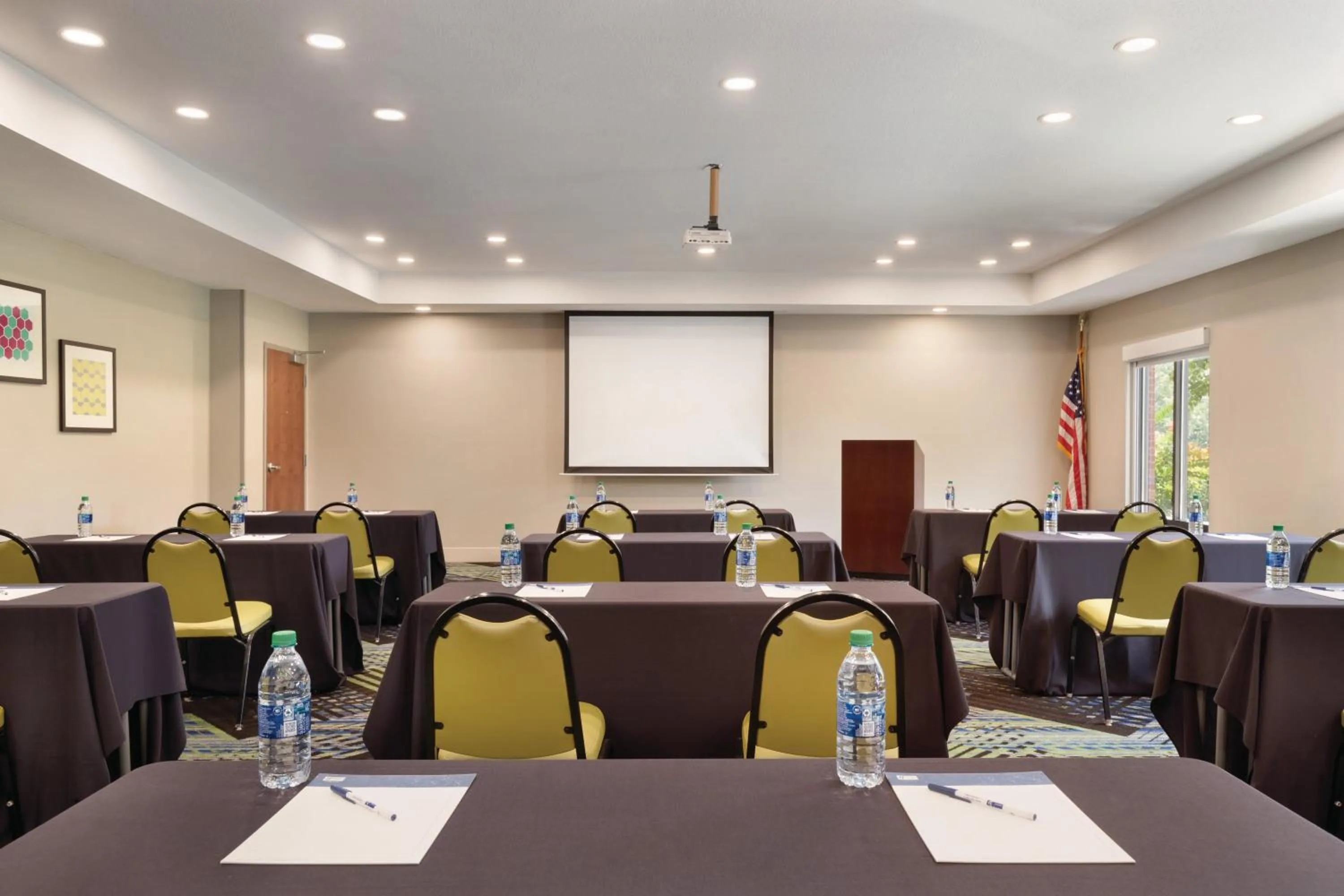 Meeting/conference room in Holiday Inn Express Hotel & Suites Lavonia by IHG