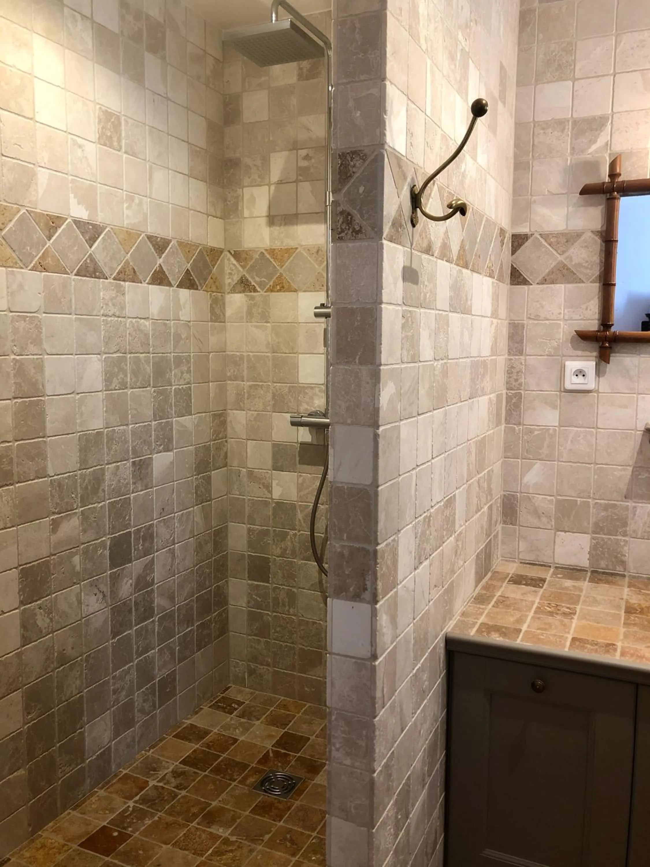 Shower in Les Aurochs