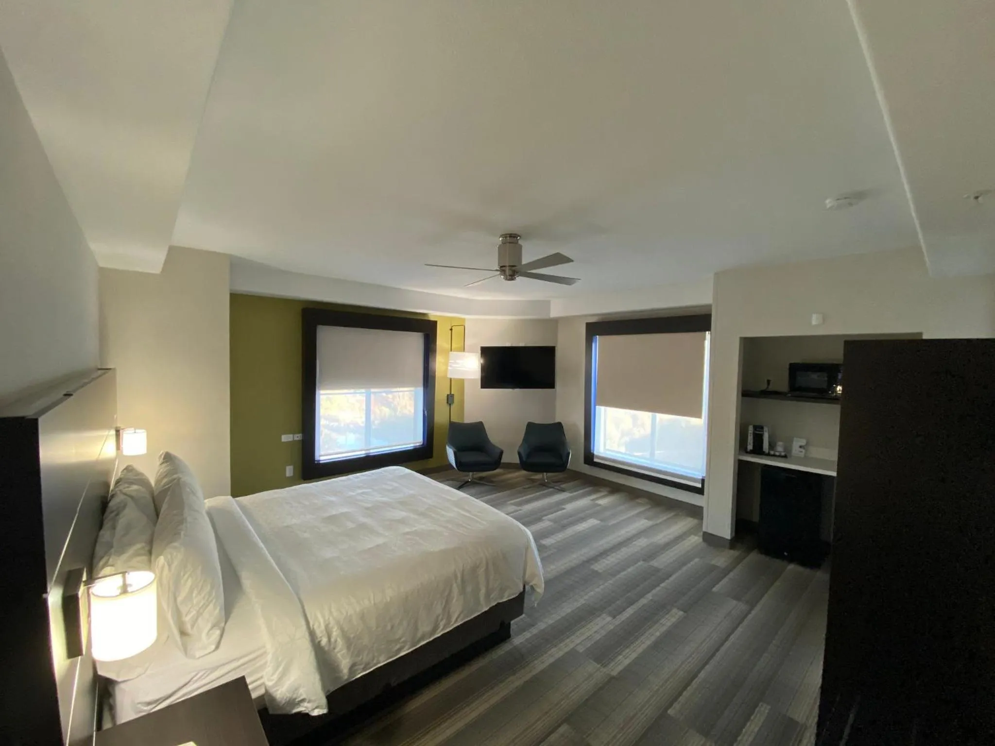 Photo of the whole room, Bed in Holiday Inn Express Hotel & Suites El Dorado Hills by IHG
