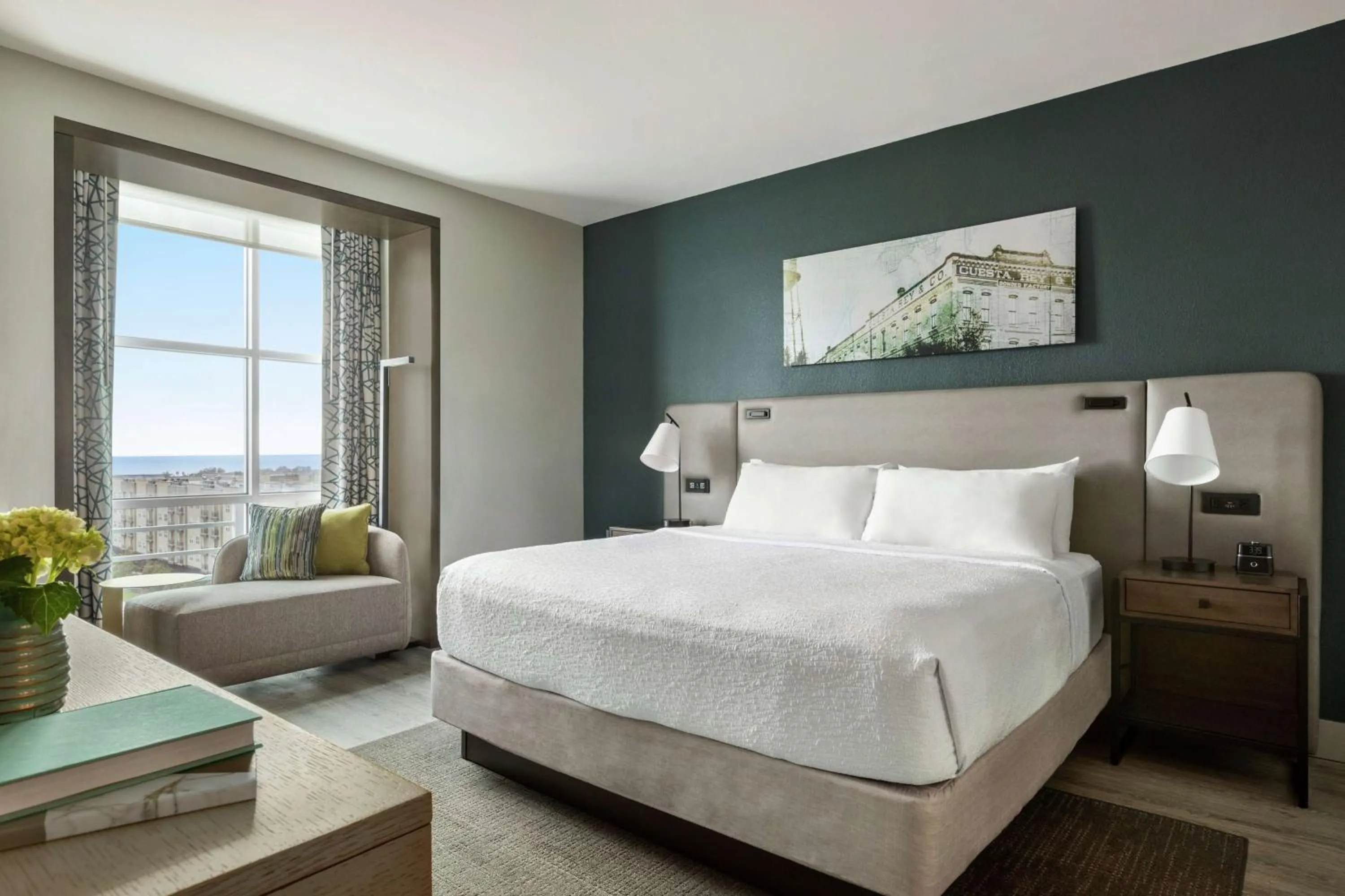 Living room, Bed in Hotel Alba Tampa, Tapestry Collection By Hilton