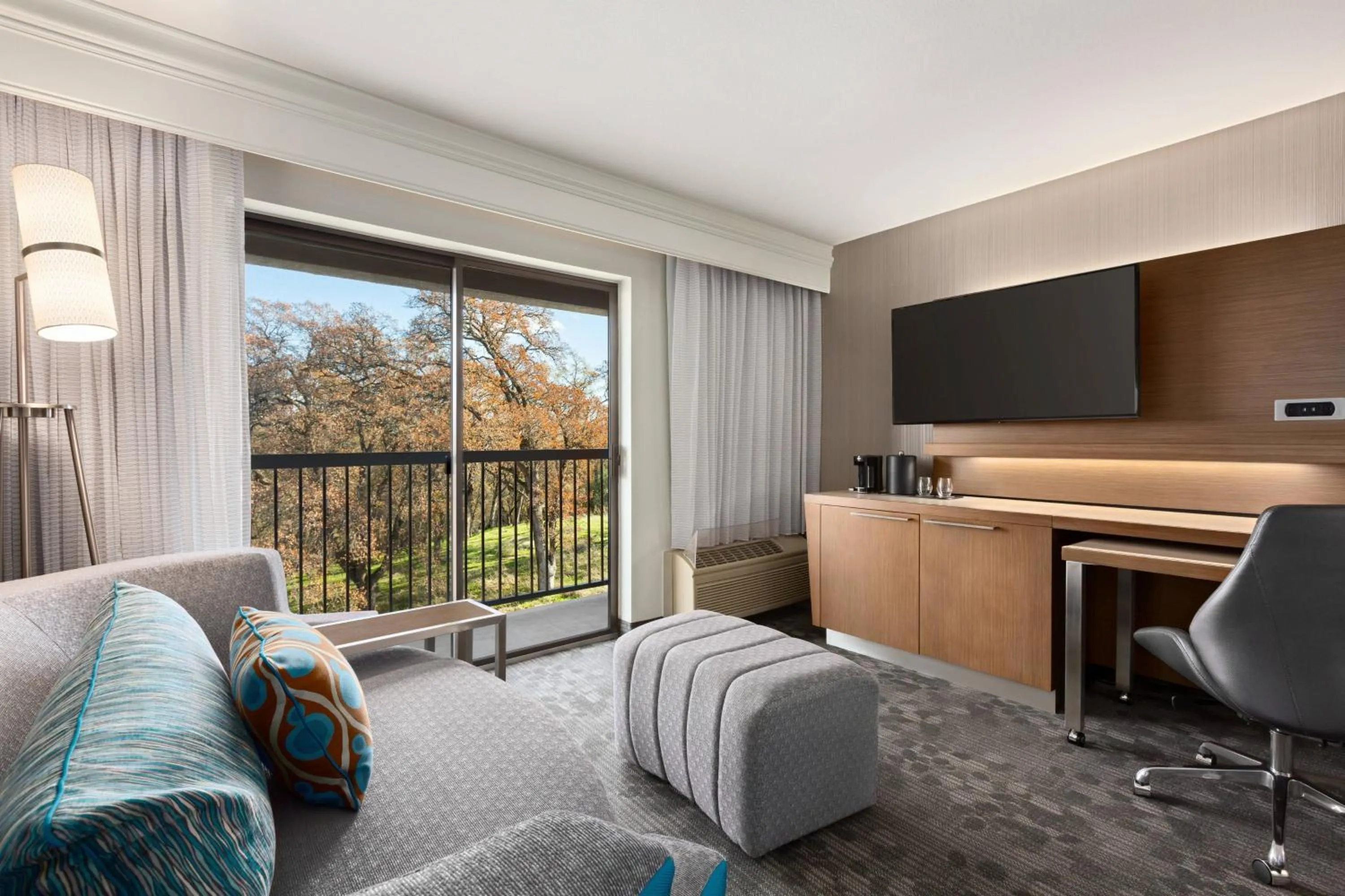 Photo of the whole room in Courtyard by Marriott Roseville