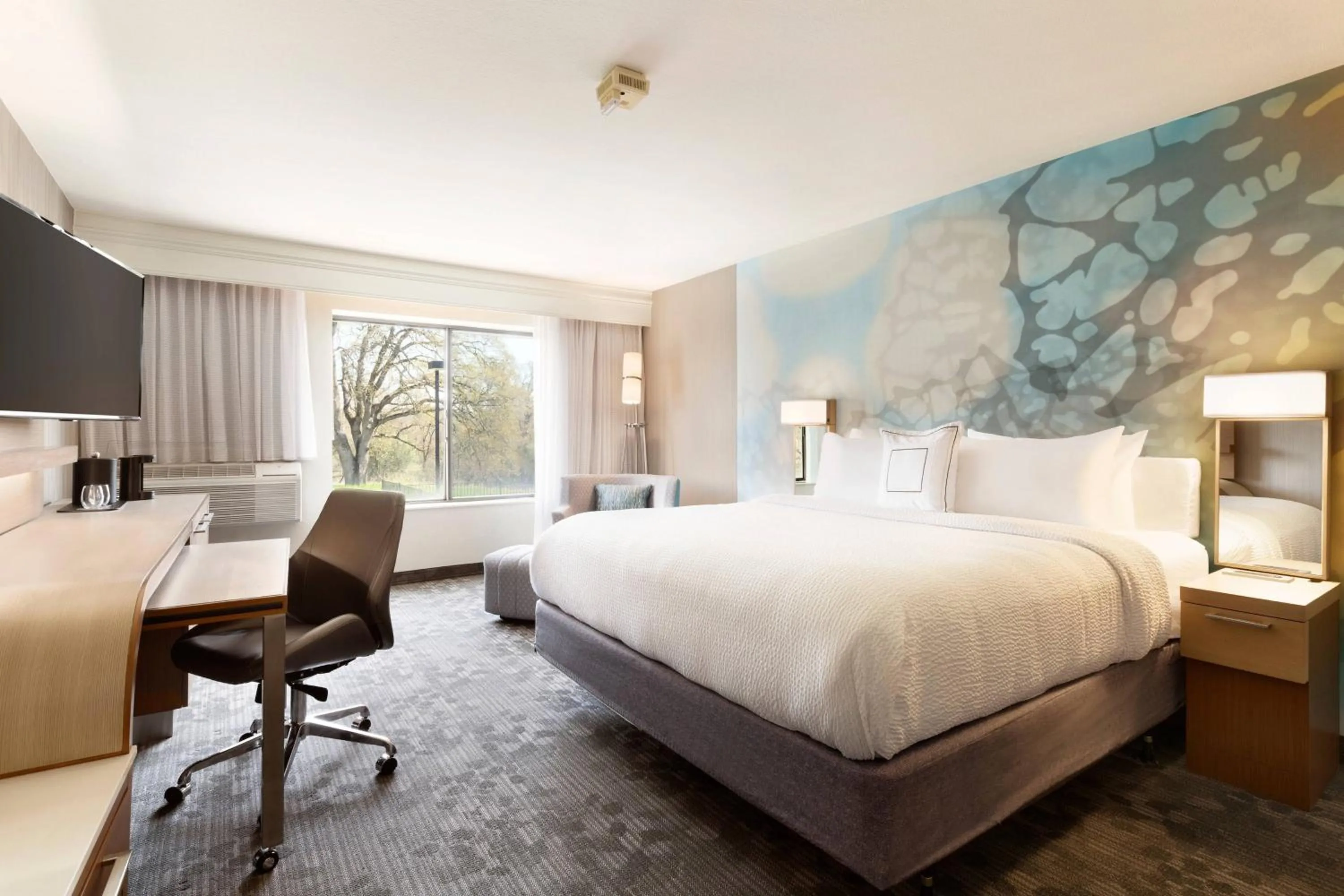 Photo of the whole room, Bed in Courtyard by Marriott Roseville