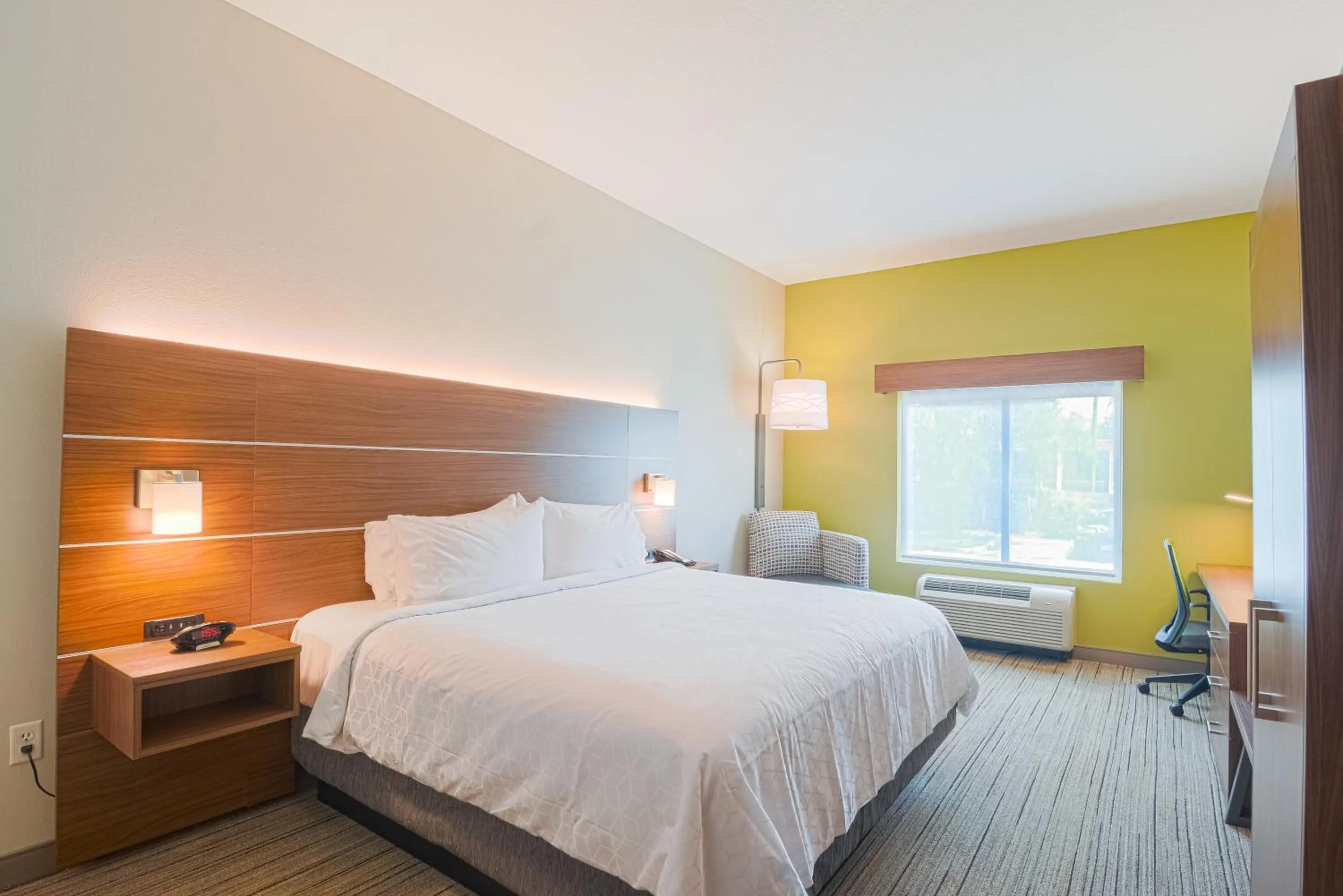 Bed in Holiday Inn Express Hotel & Suites Tampa-USF-Busch Gardens by IHG