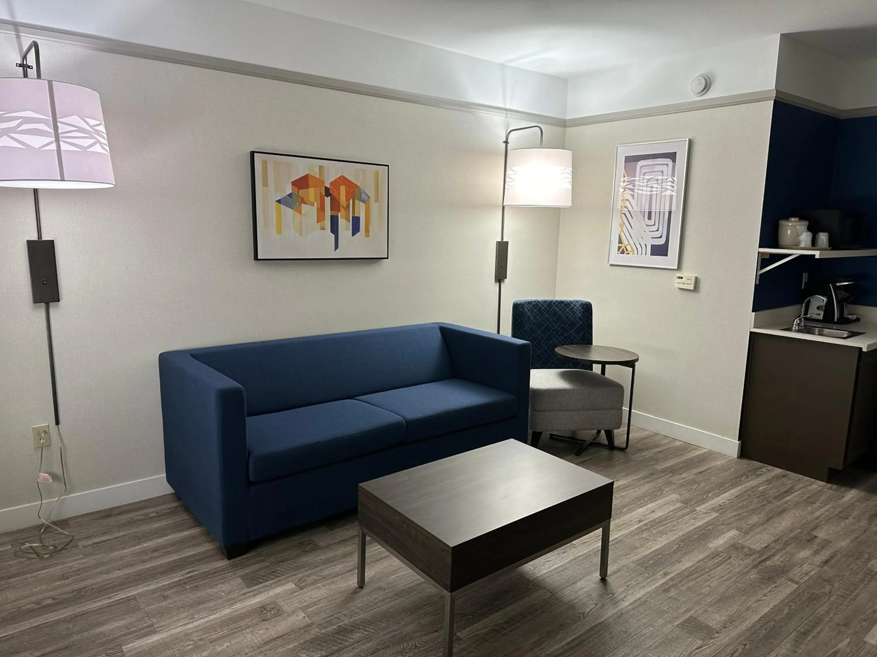 Living room in Holiday Inn Express Hotel & Suites San Dimas by IHG