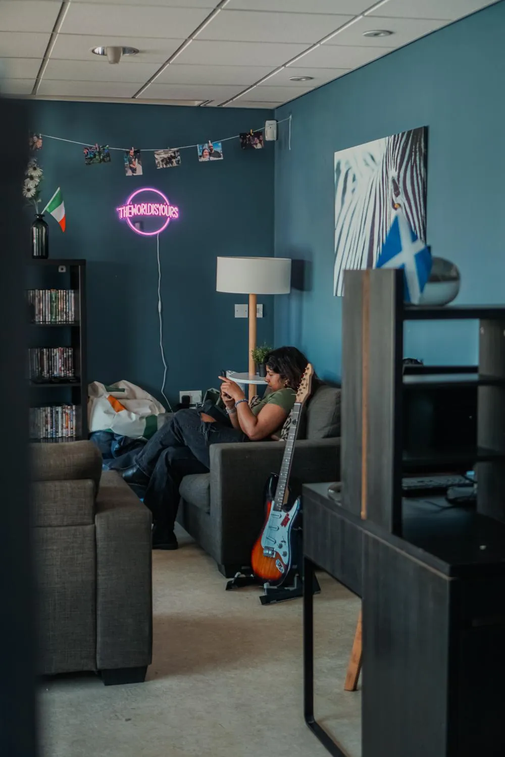 Communal lounge/ TV room in Garden Lane Backpackers