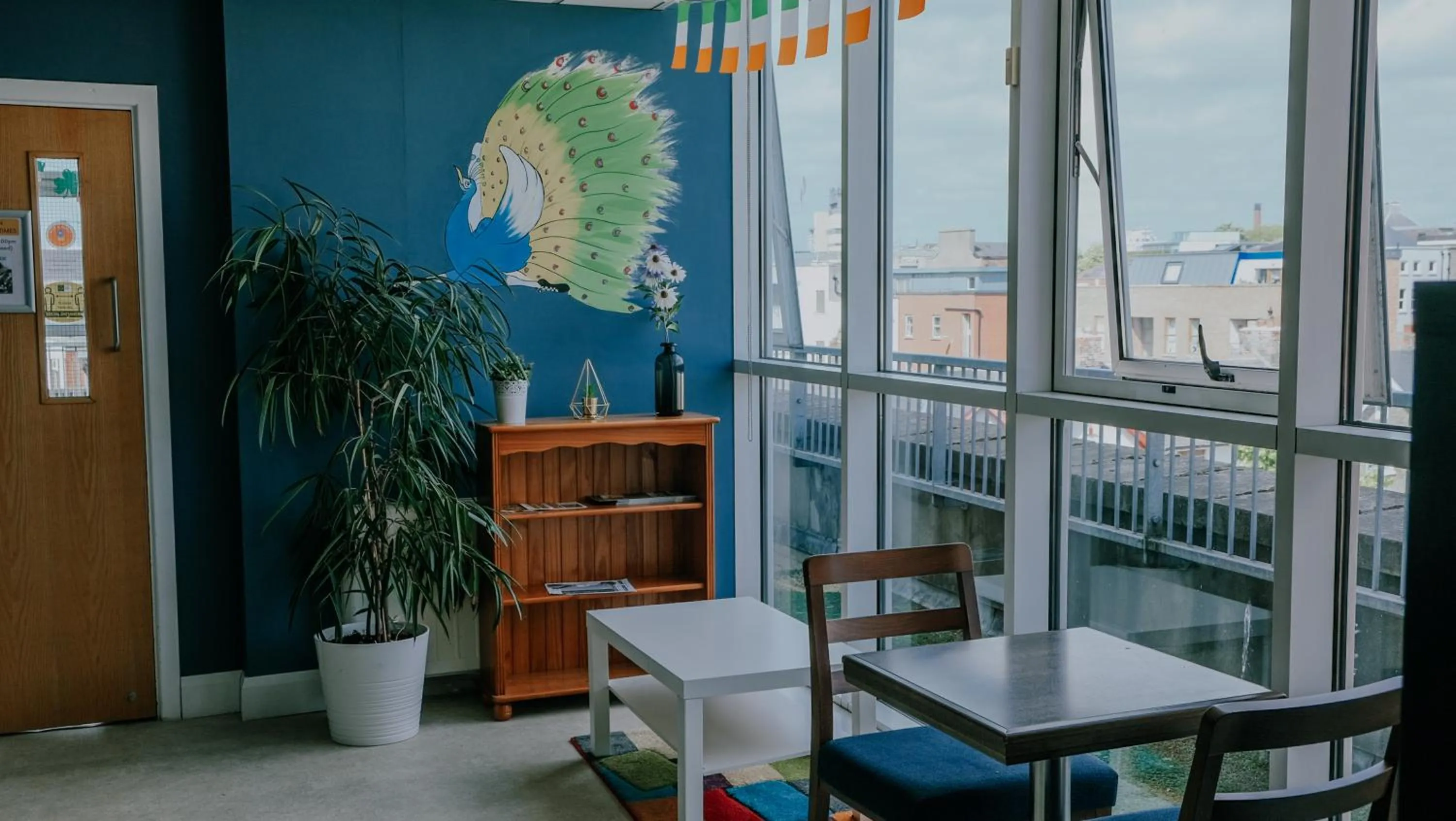 Communal lounge/ TV room in Garden Lane Backpackers