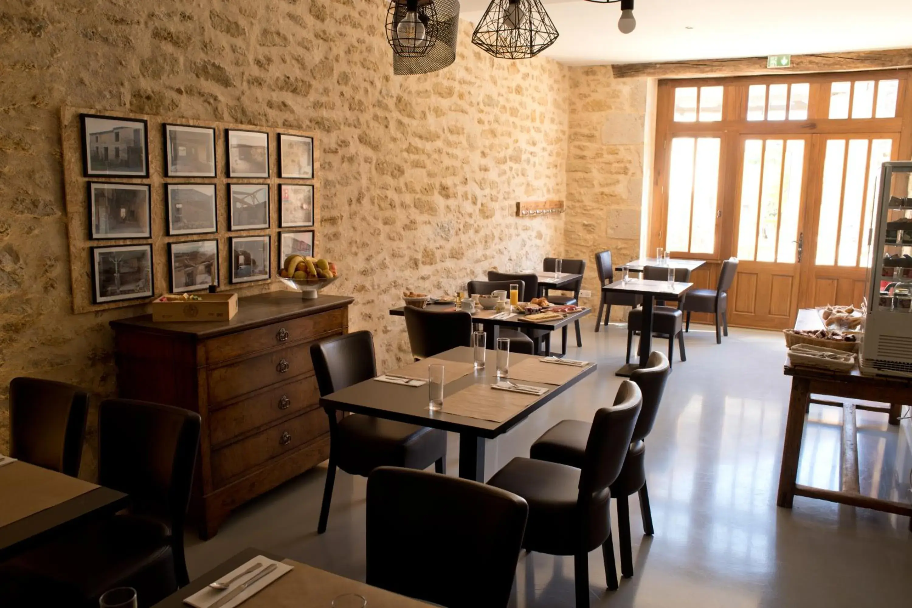 Restaurant/Places to Eat in Le 23