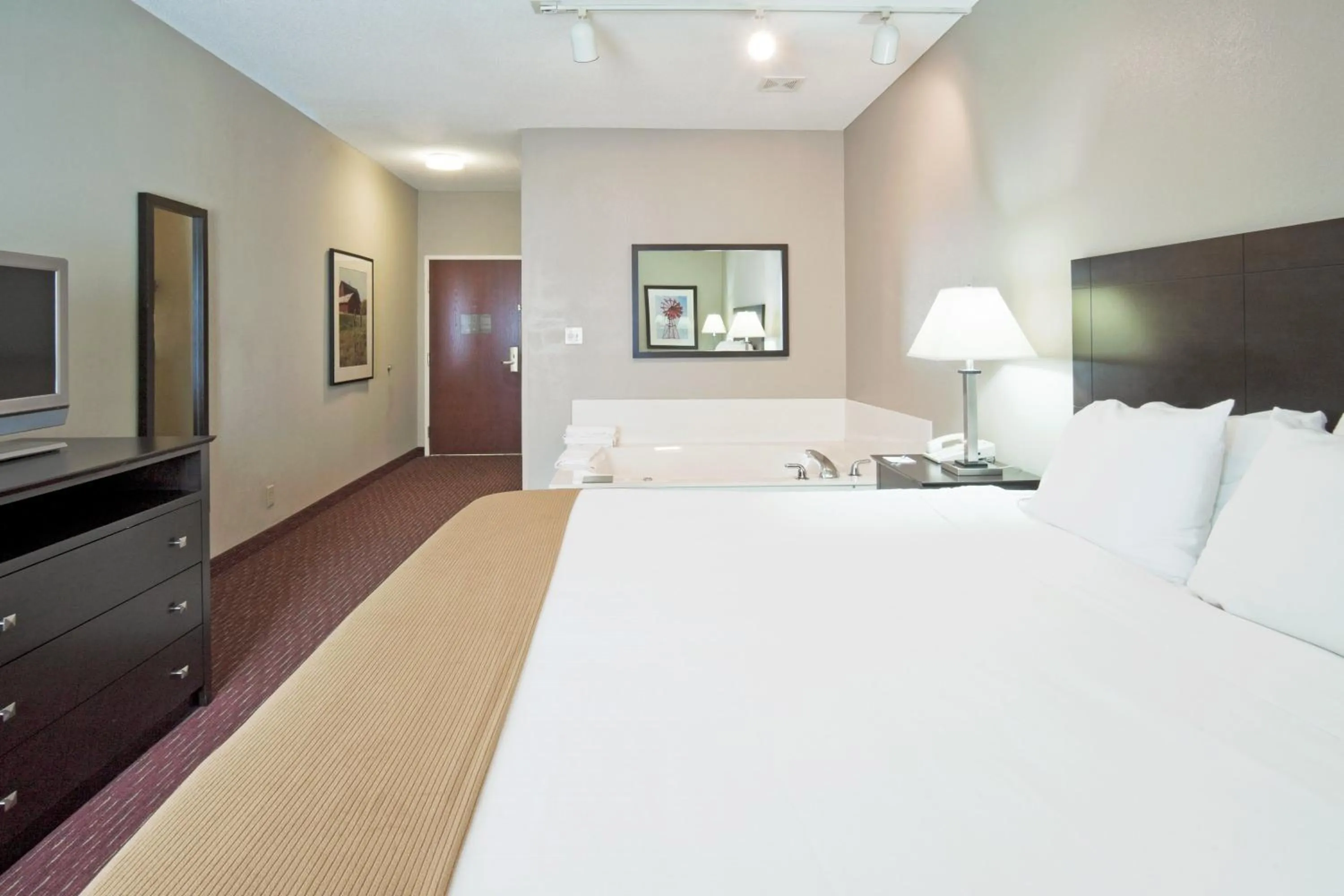 Photo of the whole room, Bed in Holiday Inn Express Fort Wayne - East - New Haven by IHG