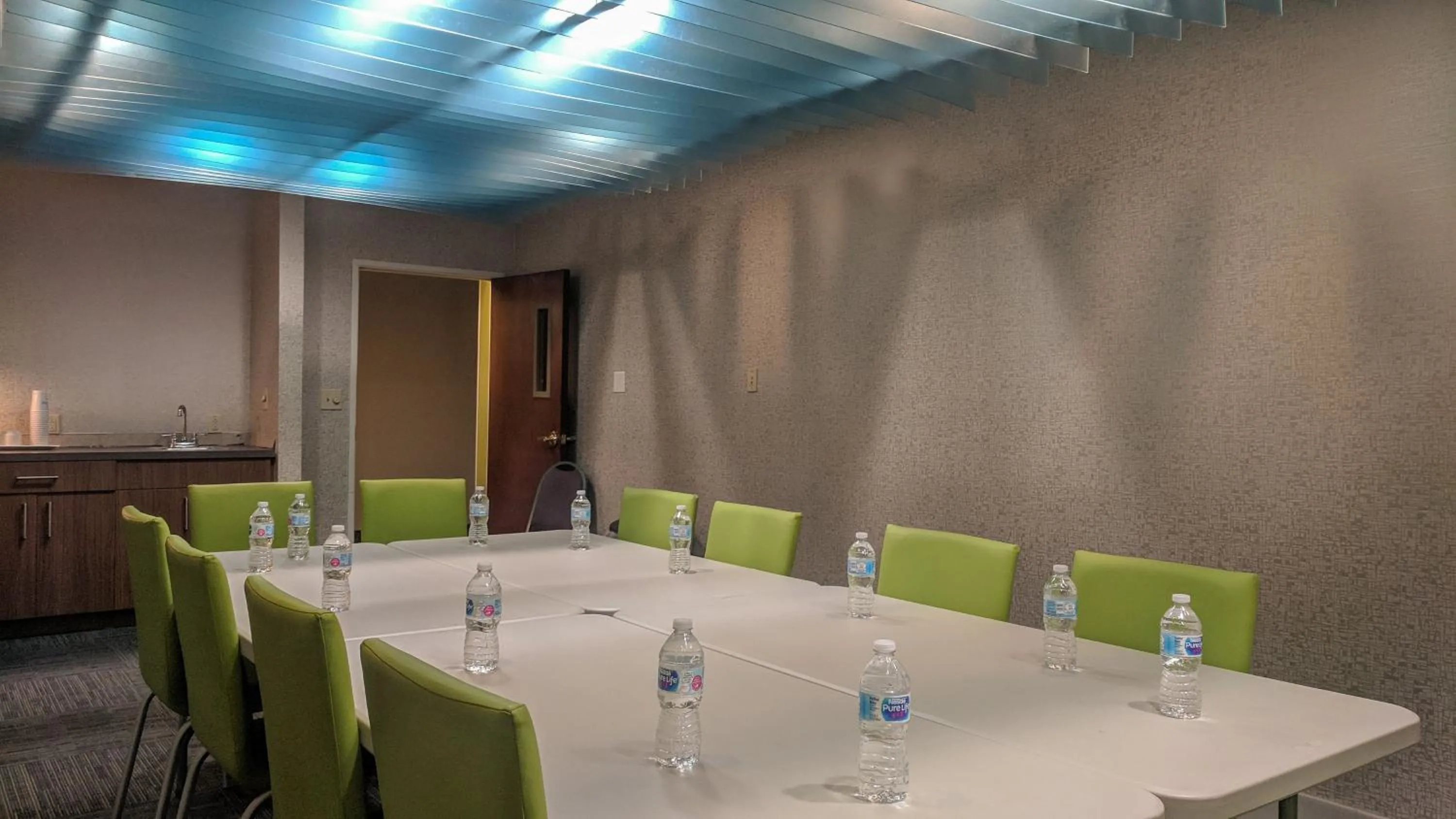 Meeting/conference room in Holiday Inn Express Fort Wayne - East - New Haven by IHG